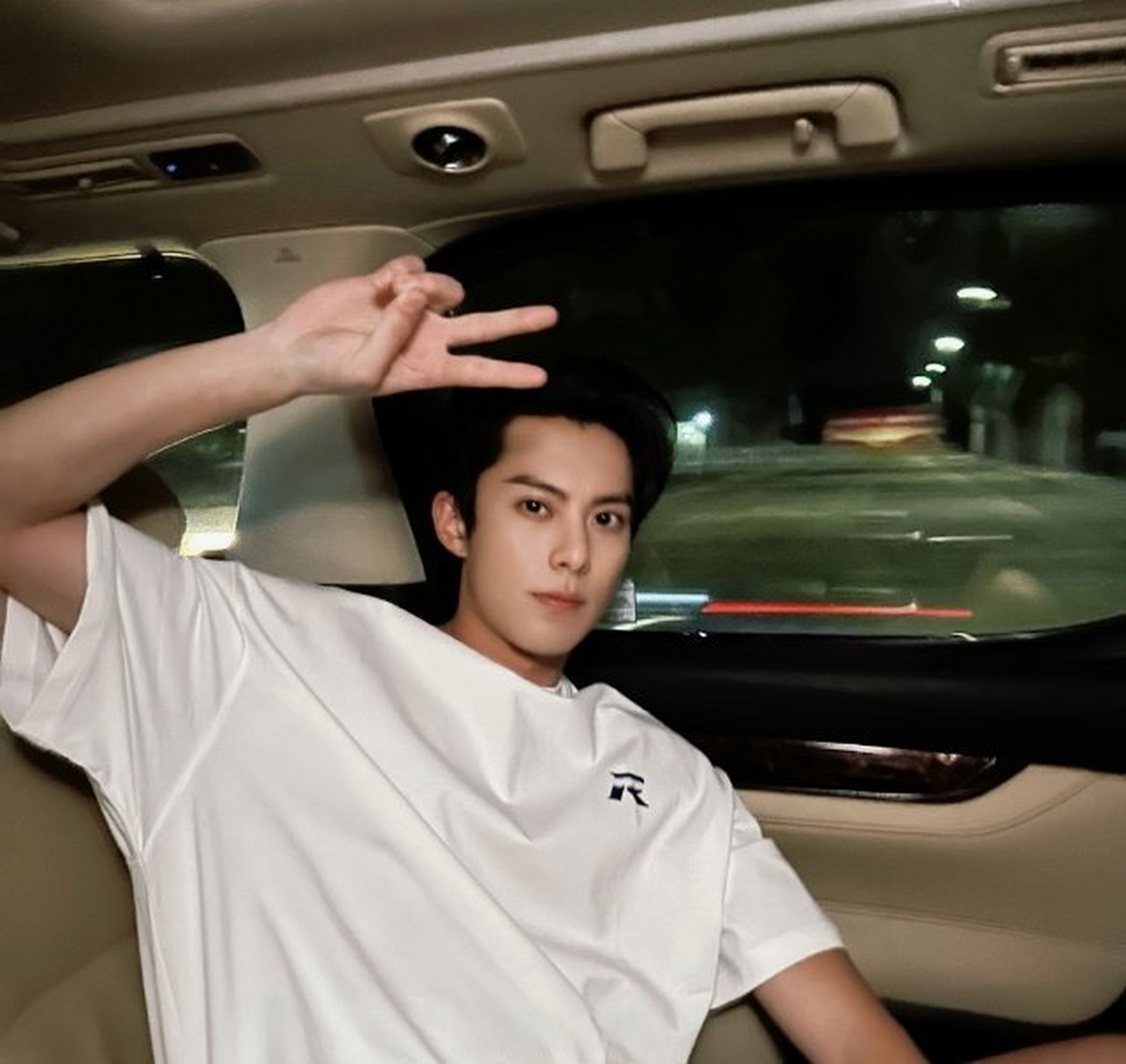 不是说王鹤棣胖了吗?看自拍近照跟以前差不多,是修过了吗?