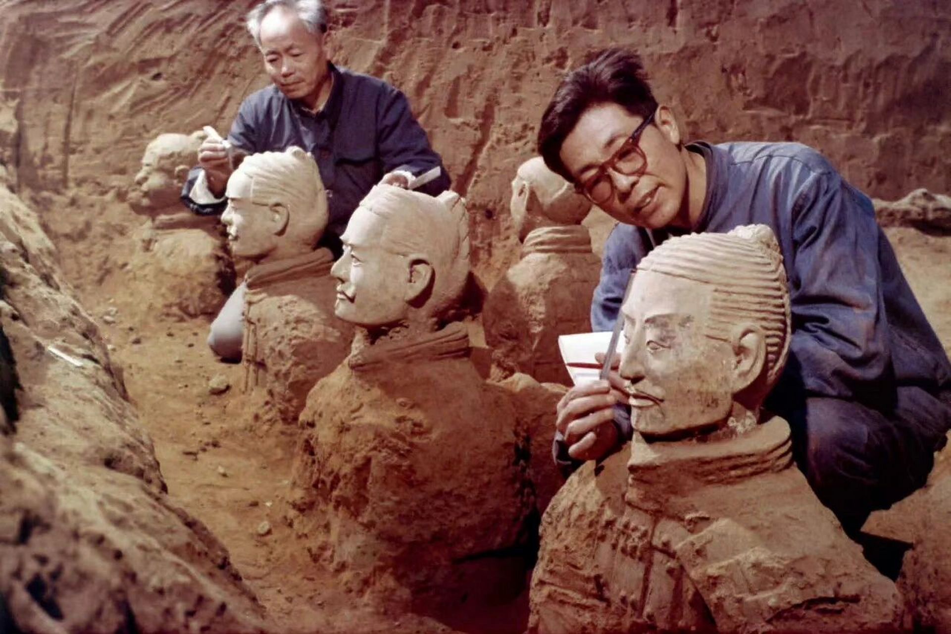 兵马俑发掘现场 1980年10月,兵马俑考古发掘现场 摄影:丹尼尔·达罗尔