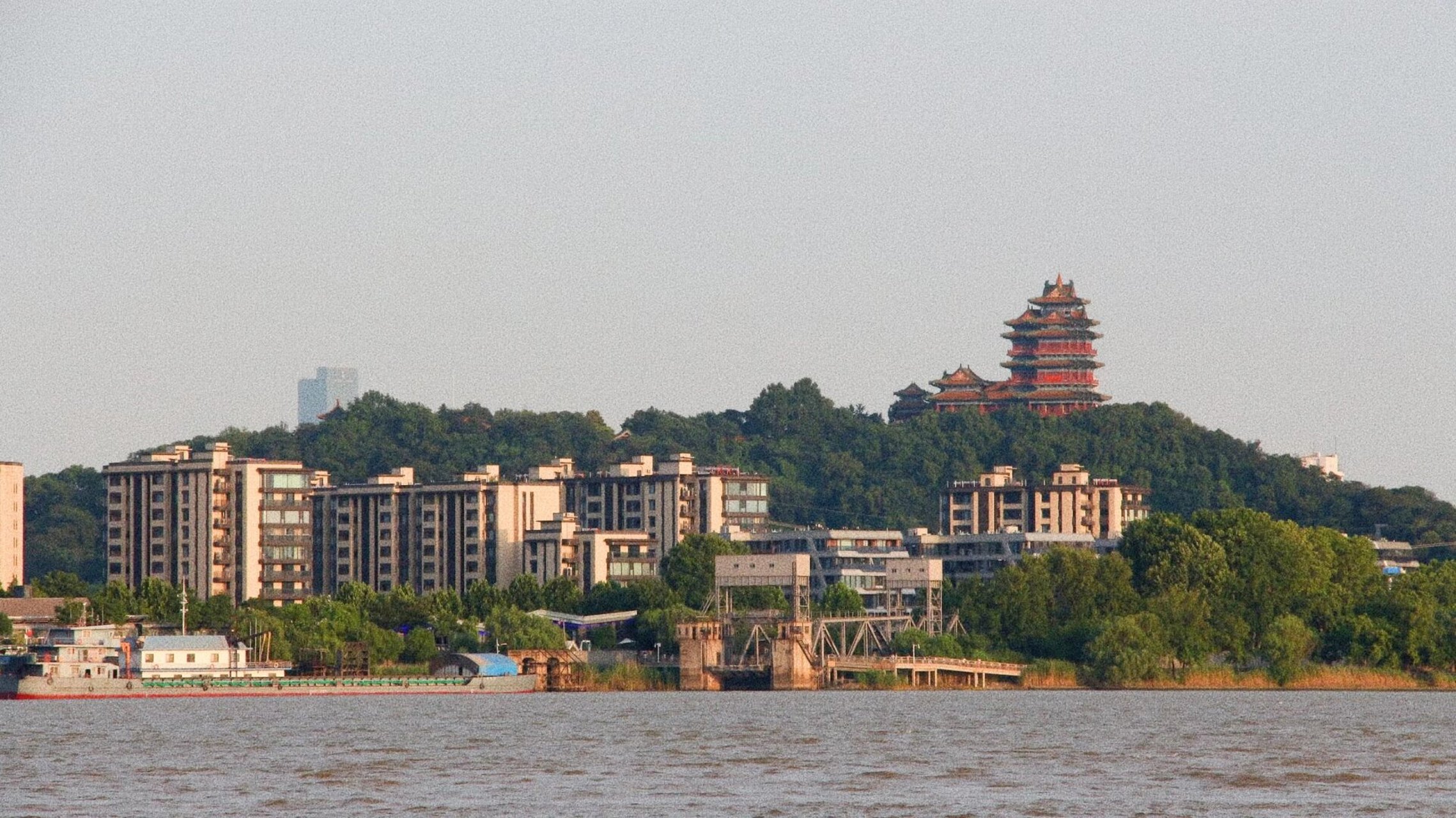 南京周末去哪玩——桥北滨江生态公园 超多人在江边,还有搭吊床的.