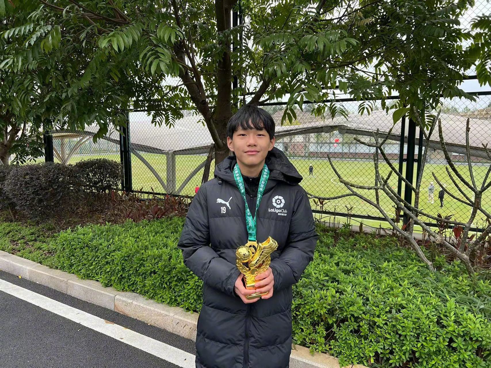 代表宜兴西甲出战"劲风杯"的两位#中国足球小将# 10队员,林峒获得赛事