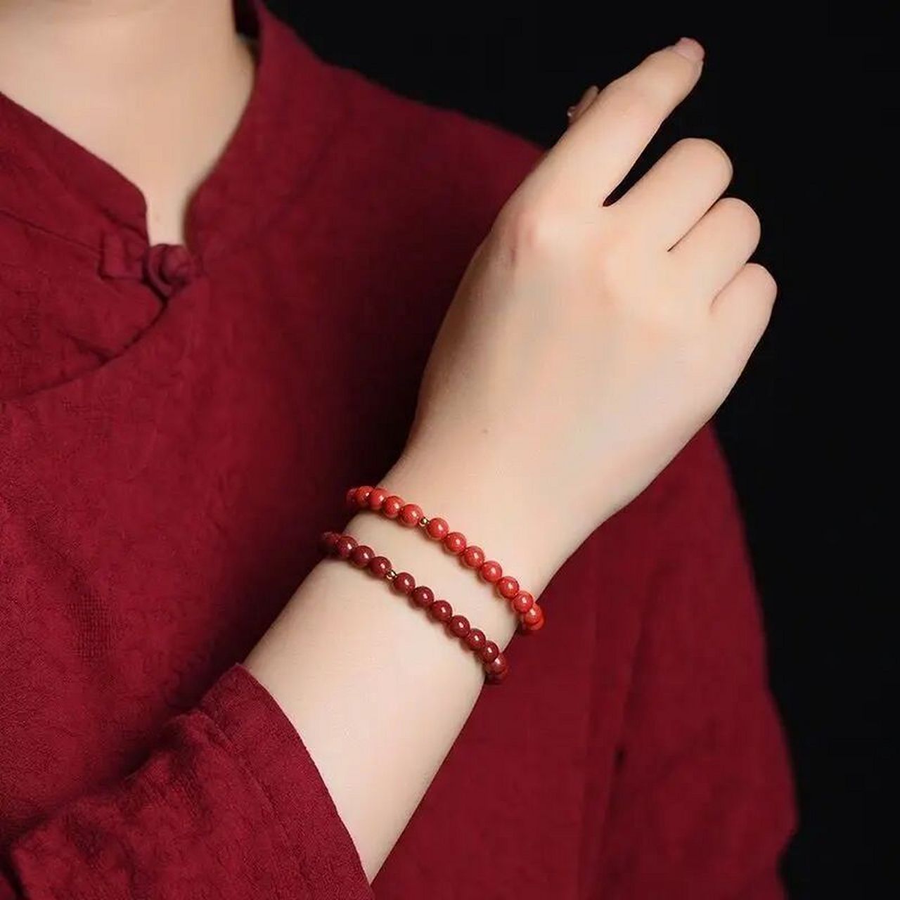 首先,要说的是,佩戴朱砂手串,是有一定的禁忌的.