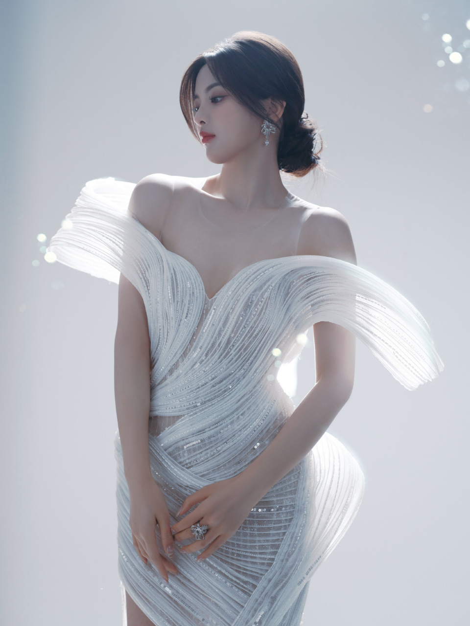 杨超越:云绸闪钻鱼尾裙