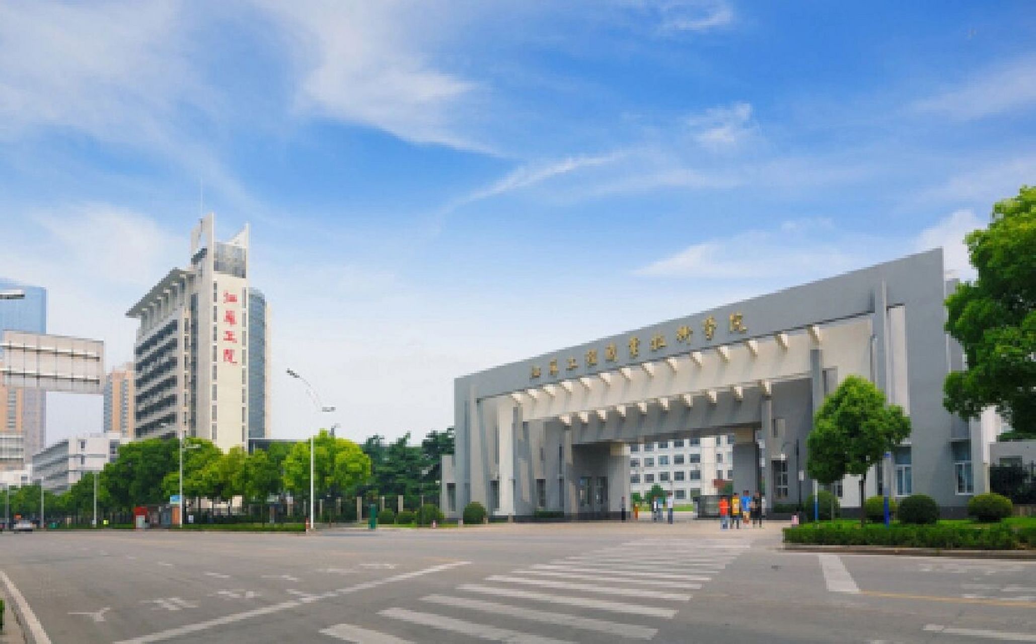 南通职业大学 南通职业大学始于1973年,坐落在江海交汇的"中国近代第