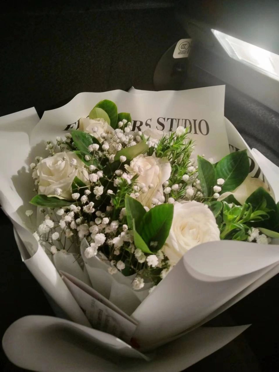 白玫瑰白满天星的花语 白玫瑰配满天星的寓意是单纯的爱恋,白玫瑰有