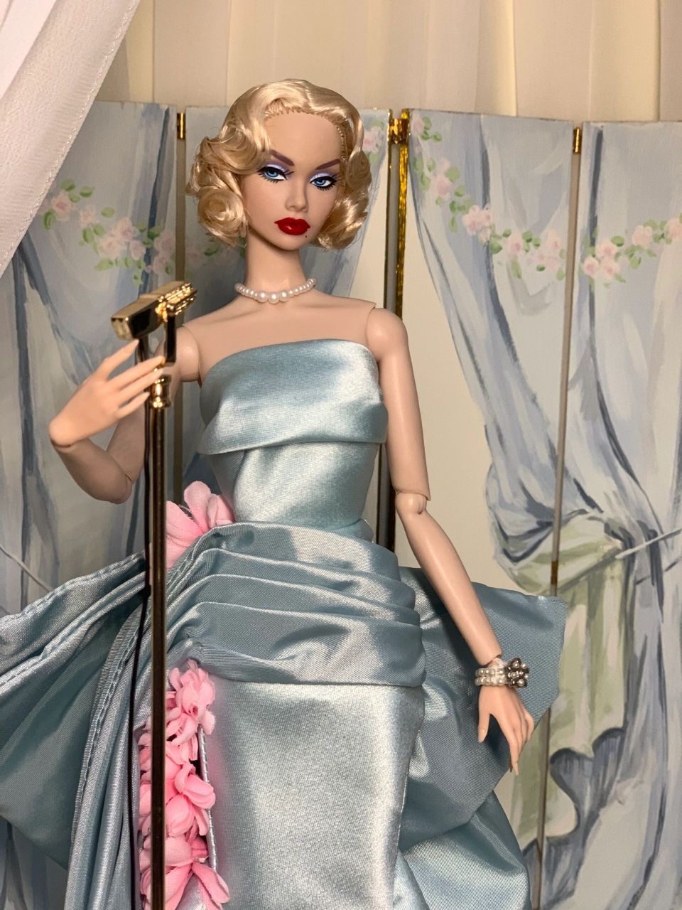 poppy parker玛丽莲梦露 今晚迷人的poppy化身梦露要给台下的观众演唱