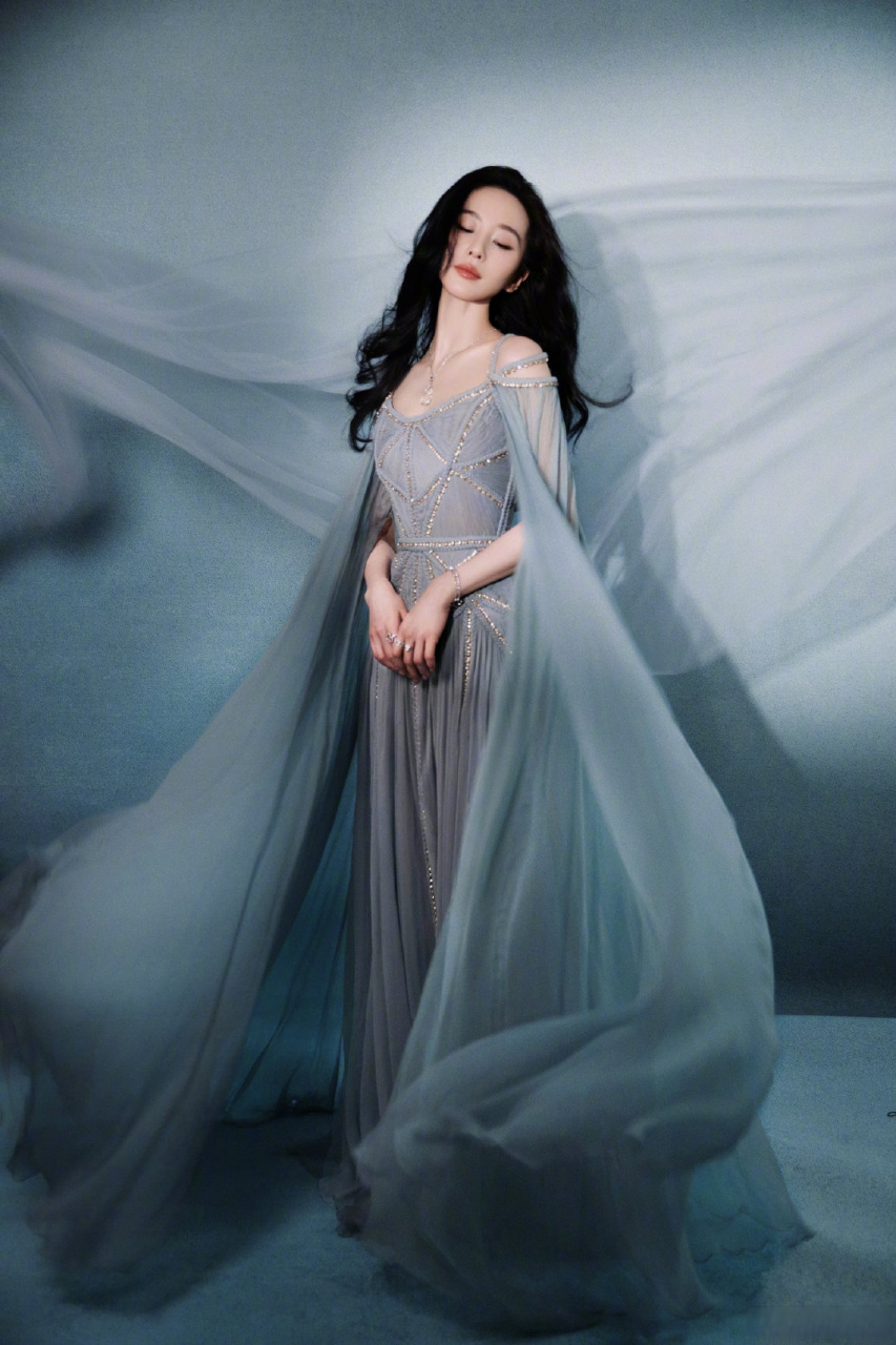 微博之夜#刘诗诗 的雾蓝纱裙造型又仙又美,梦幻又飘逸~今天也是沉迷