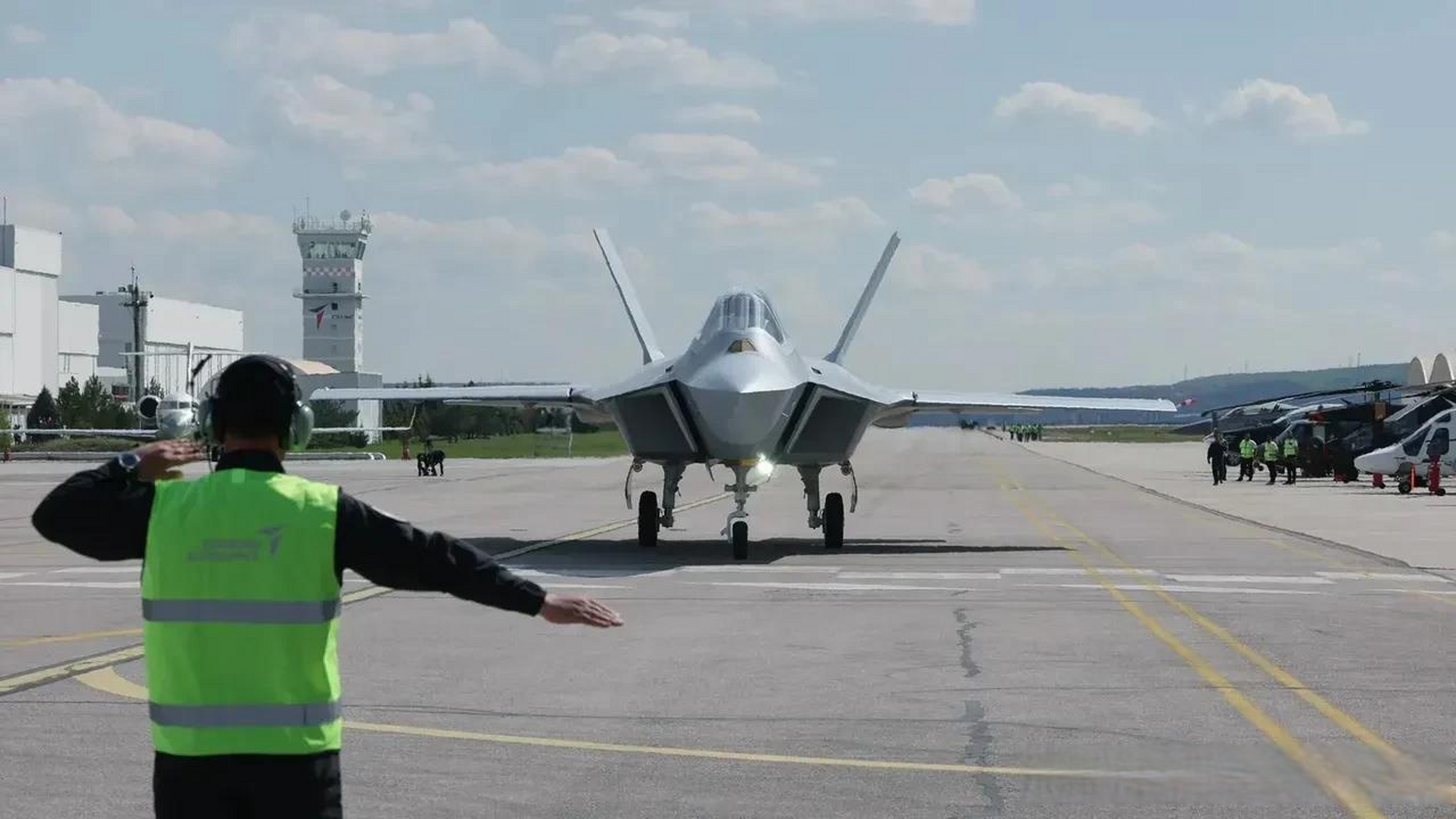 据土耳其当地媒体报道,土耳其国产"可汗"战斗机预计将于2023年12月