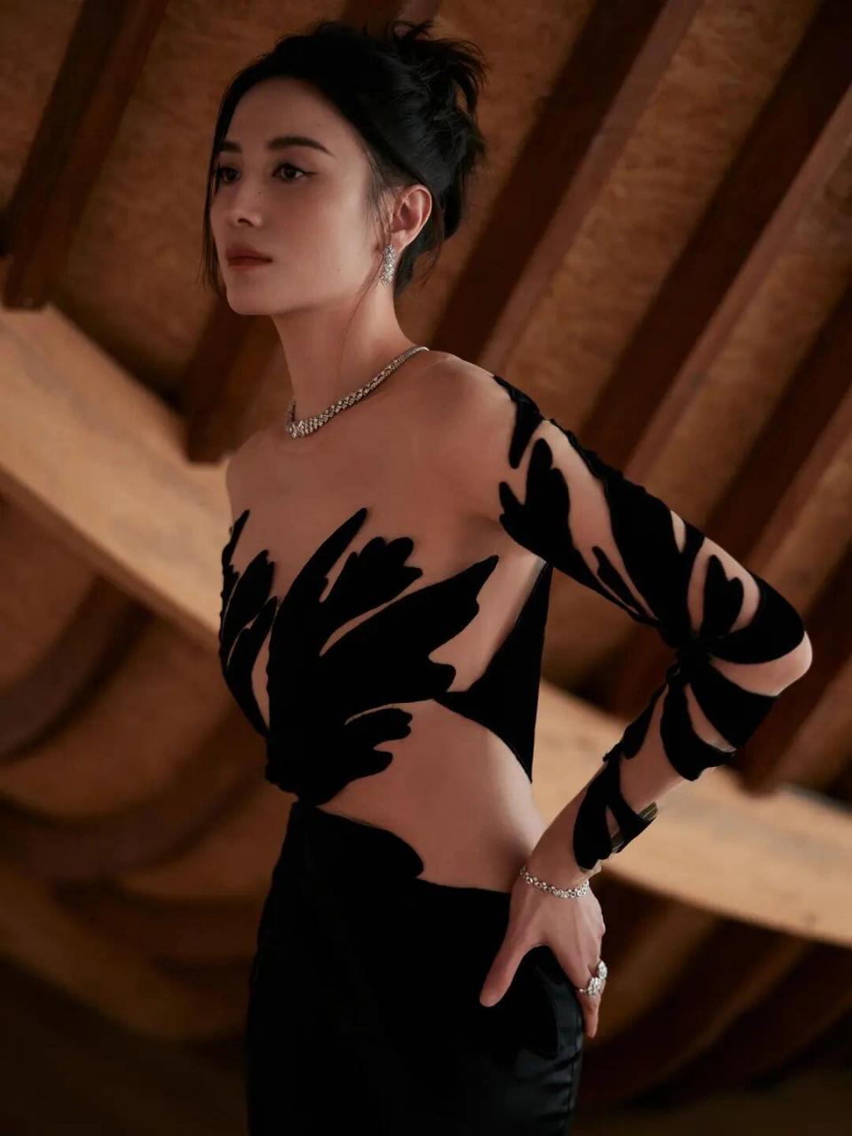 宋佳这套礼服好难驾驭啊