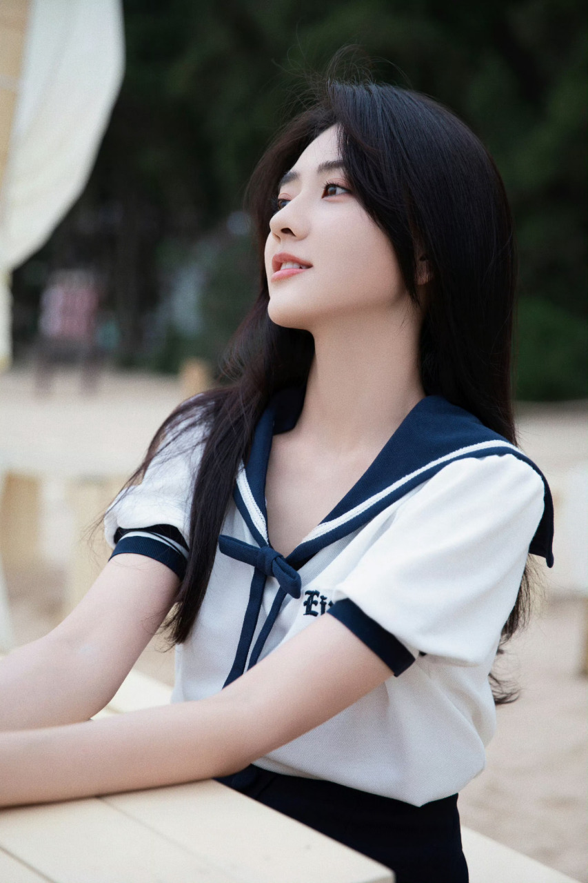梁洁壁纸精选:甜美校园学姐