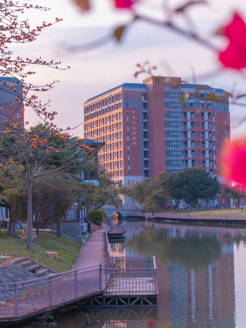 广州新华学院·风景篇(一) 来咯宝们～ 	 关于学校环境上面是我拍的一