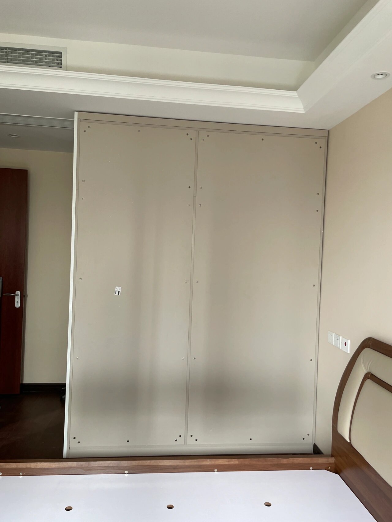 这衣柜背面咋整啊?头大!