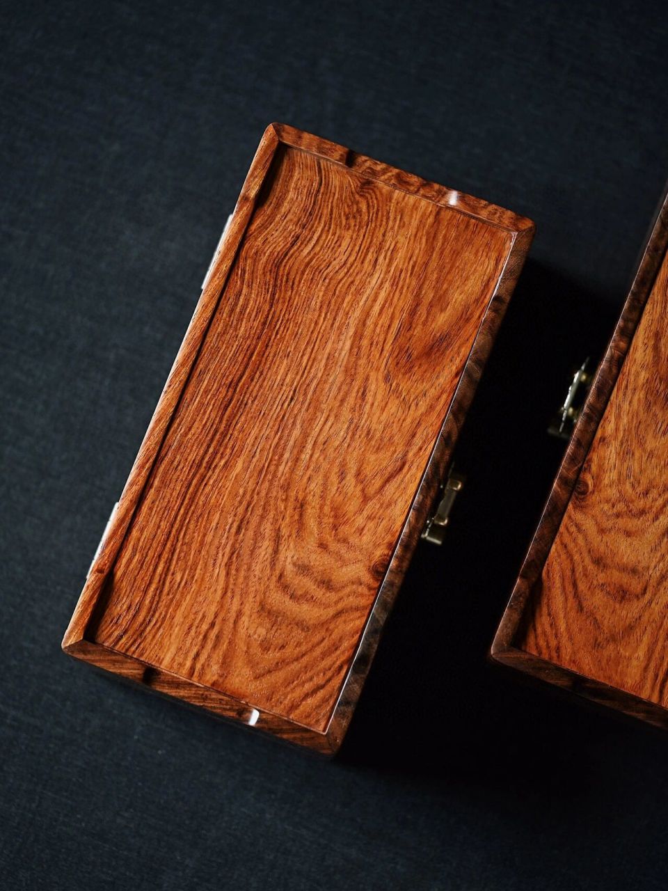 黄花梨"水光潋滟"首饰盒 榫卯结构,周身素雅无雕,纹理似潋滟波光,尽显