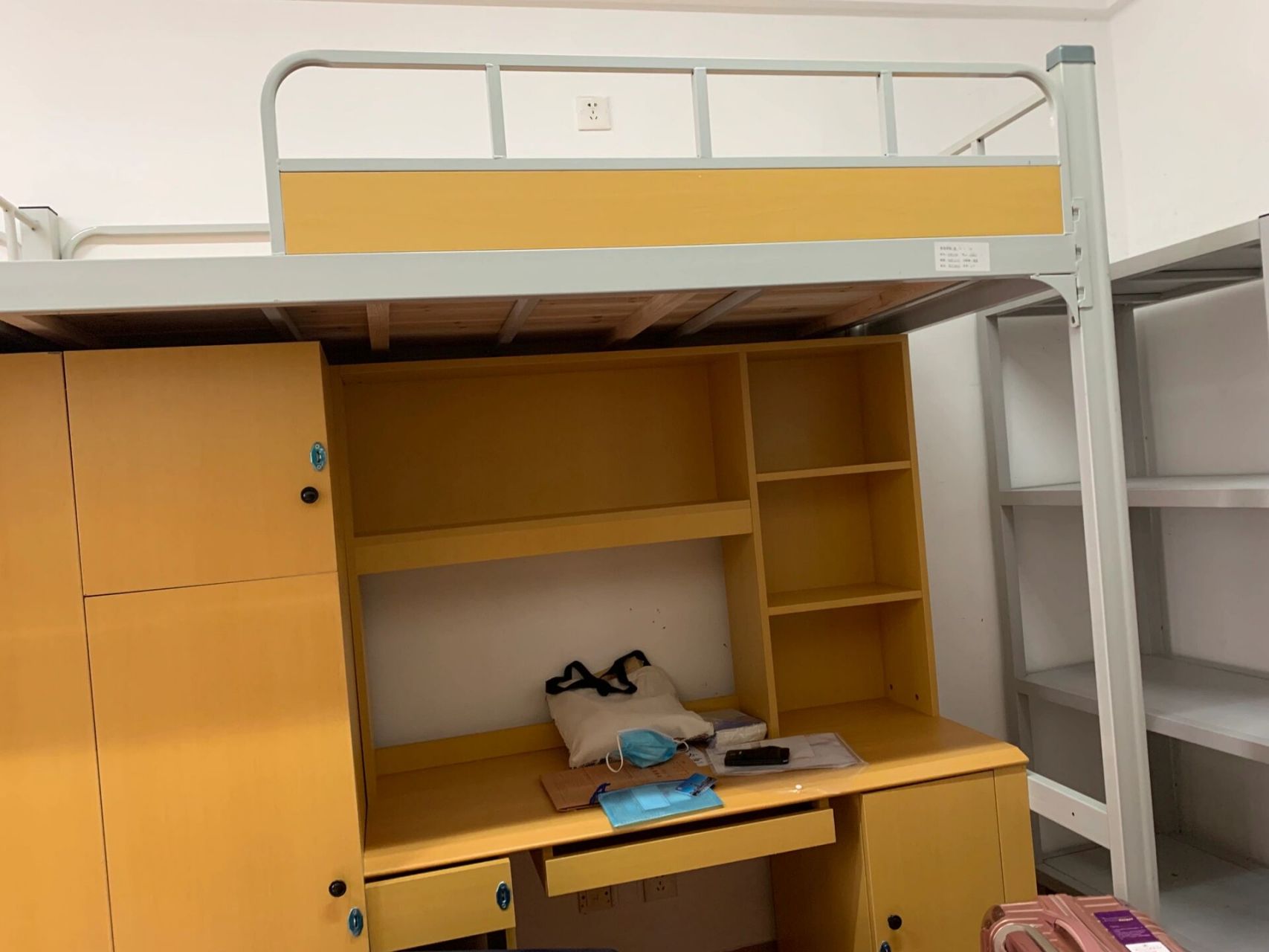 厦门大学嘉庚学院(宿舍篇) 嘉庚学院都是上床下桌(除了二人间) 不过