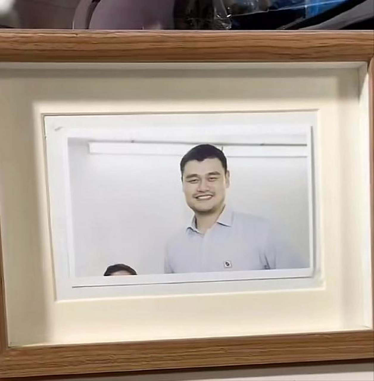 当普通人跟姚明合影!