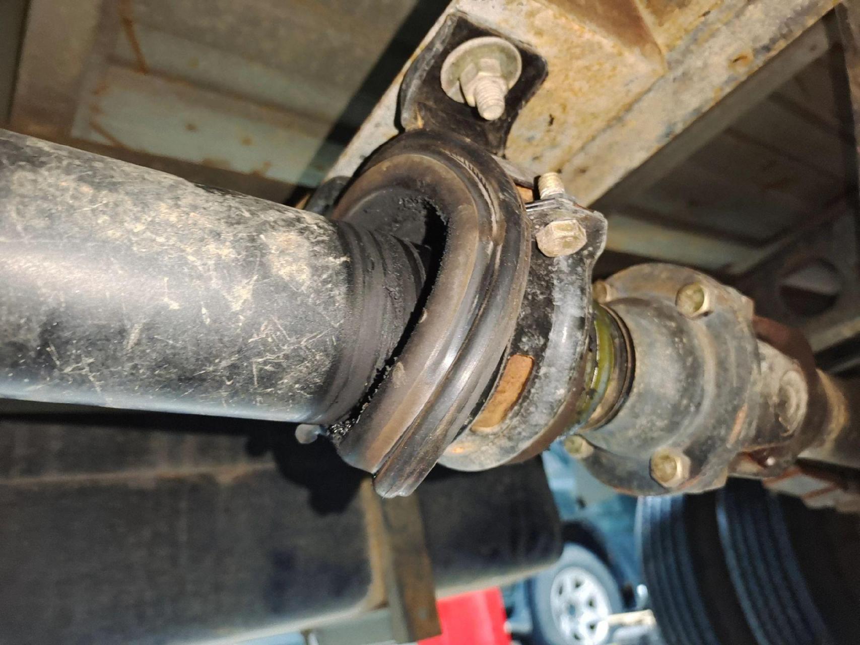 长安新豹传动轴过桥轴承,万向节损坏严重影响安全驾驶,请广大车友注意