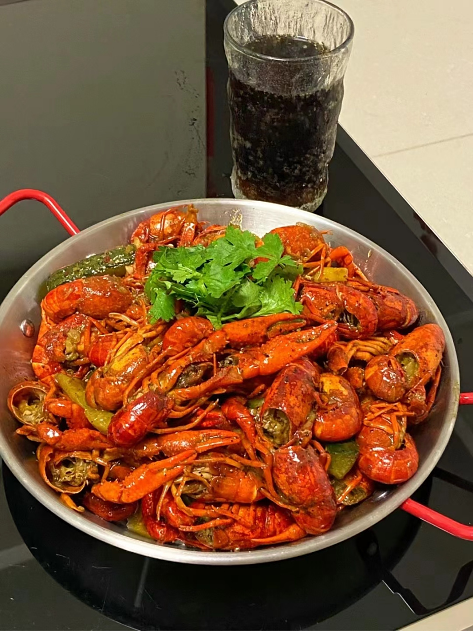 麻辣小龙虾图片 麻辣小龙虾是一道色香味俱佳的传统名菜,以其麻辣鲜香