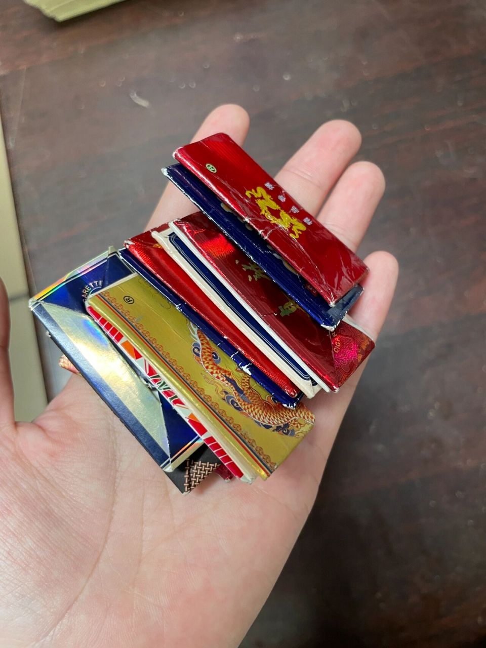 最近在学生中流行起来的一种游戏——烟牌,玩法是把对方的牌给打翻了,