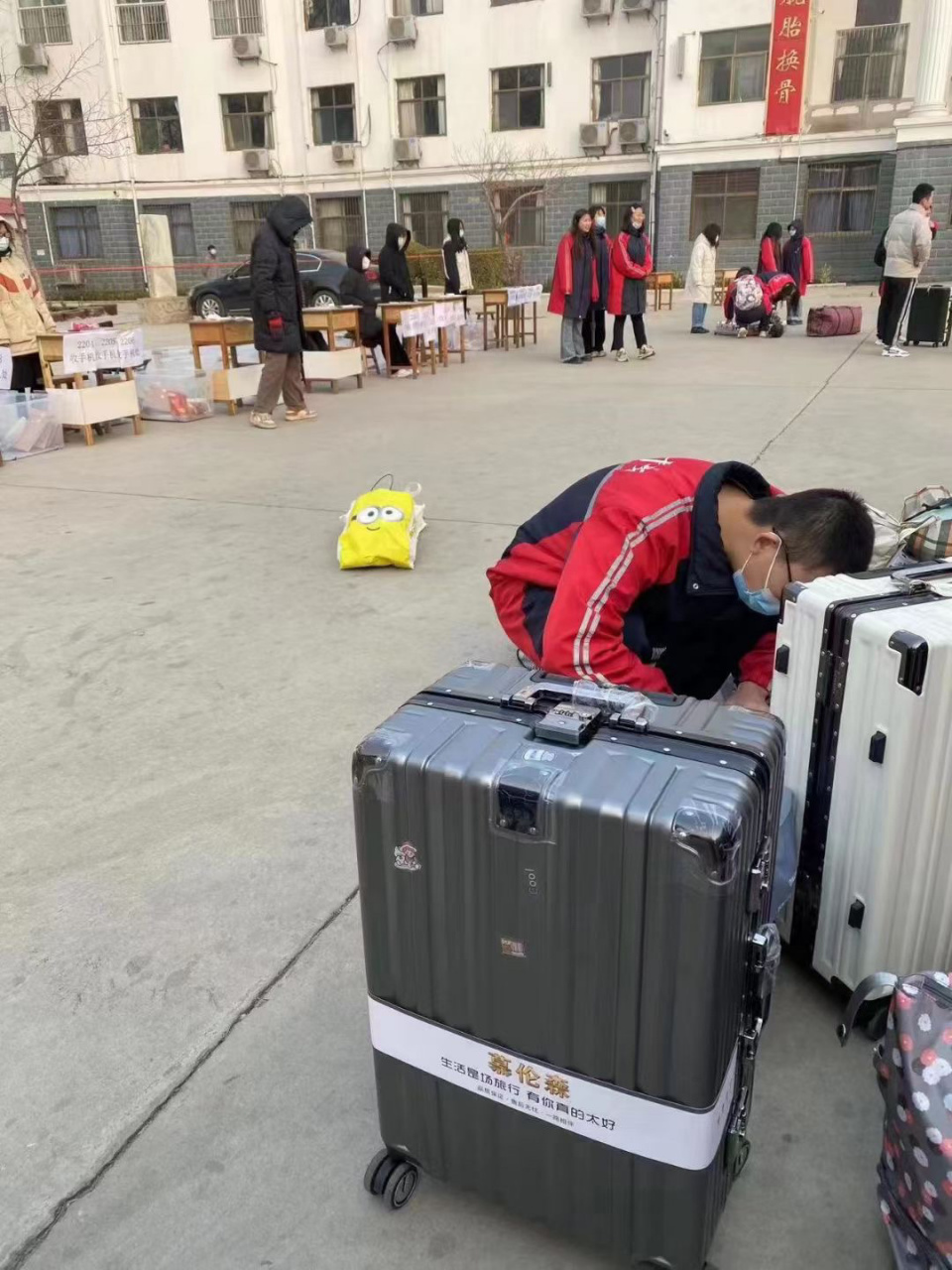 我想说说我们学校无极野风中学,这里的老师骂人打人宿舍环境差,文化课