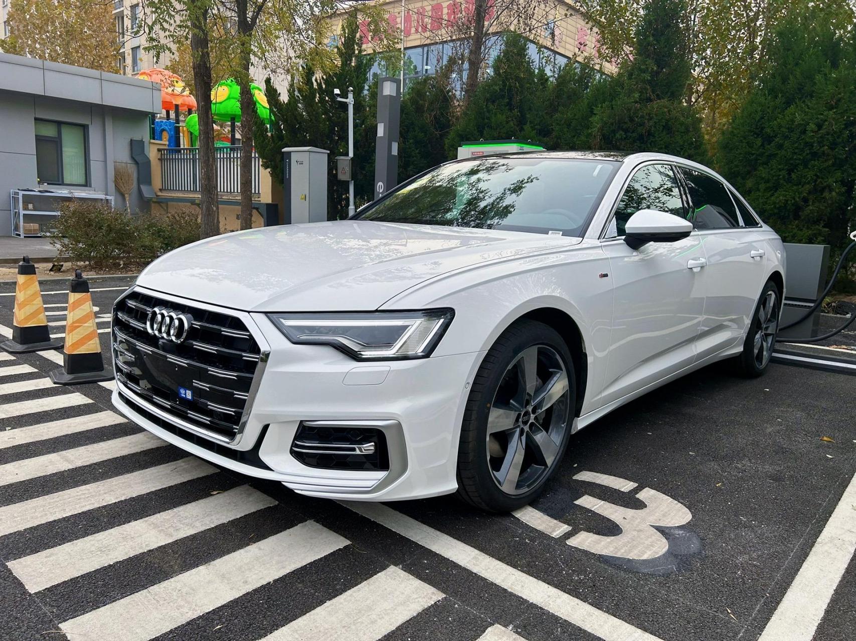 白色奥迪a6l是一款非常优雅,高贵的车型.