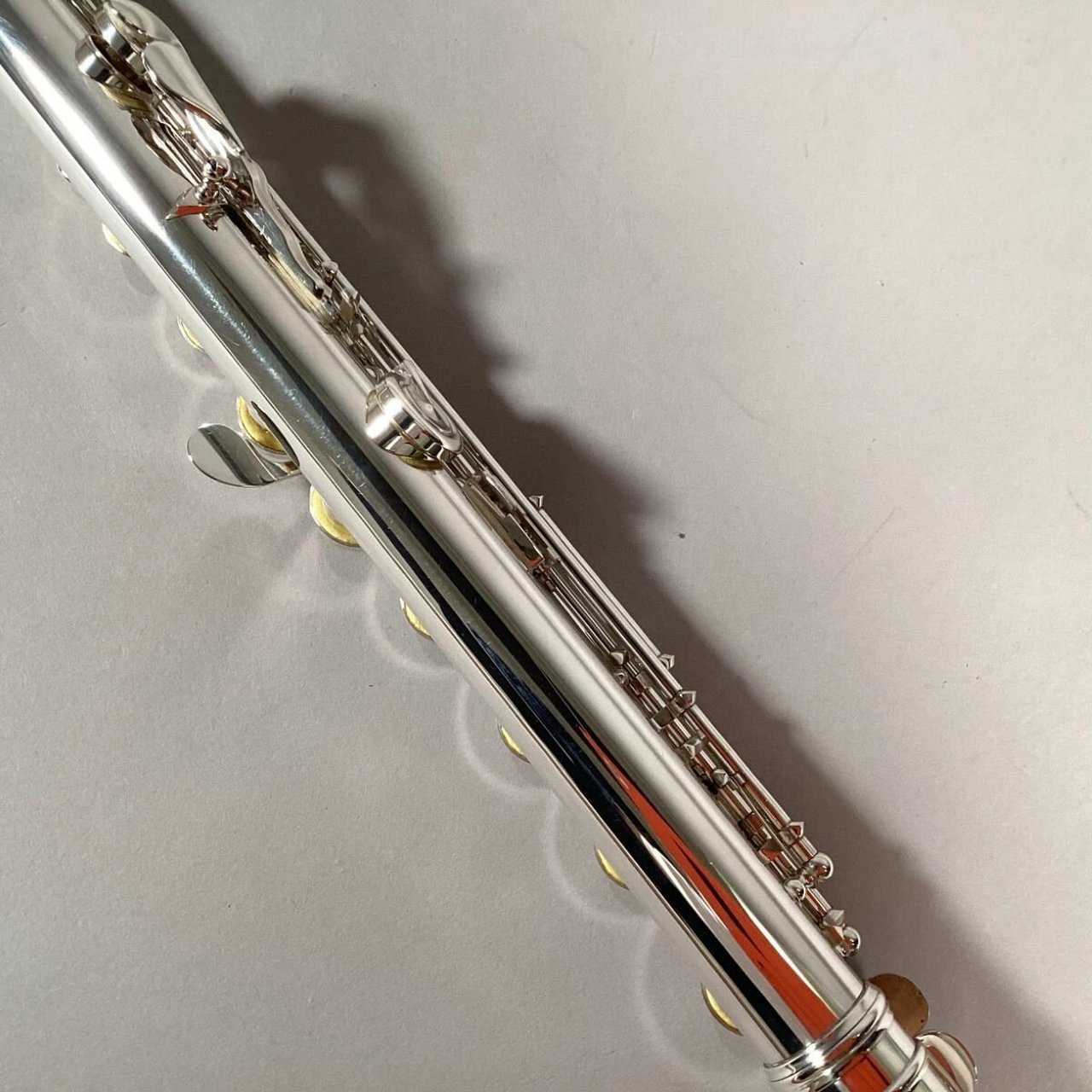 9w aluts1407音色厚实低音区振动感极强,1407是顶级演奏级别的长笛