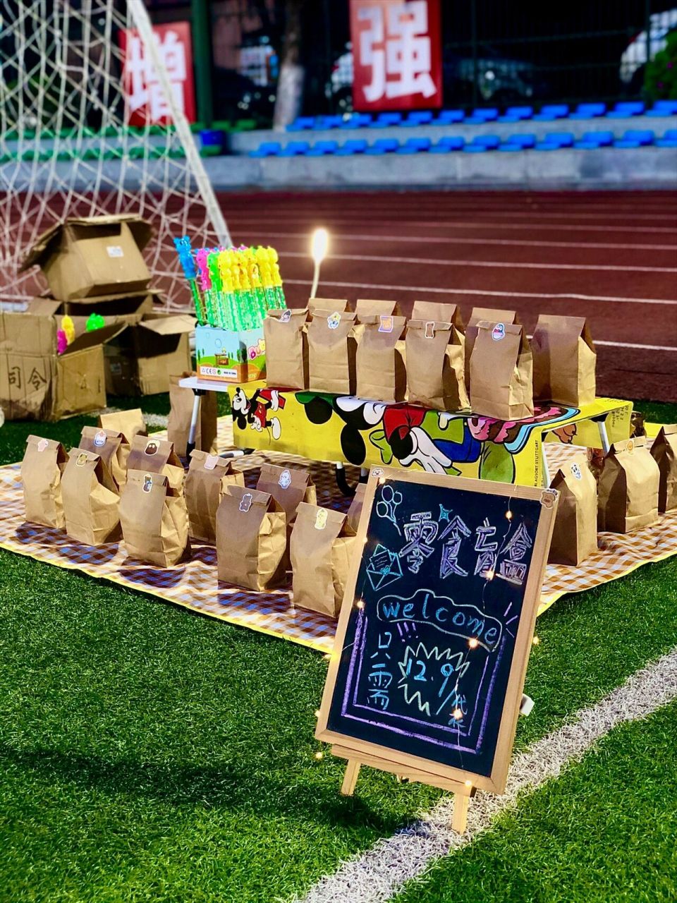 校园摆摊—盲盒 今天卖的是零食小盲盒,就是我们小时候吃的南京板鸭啊