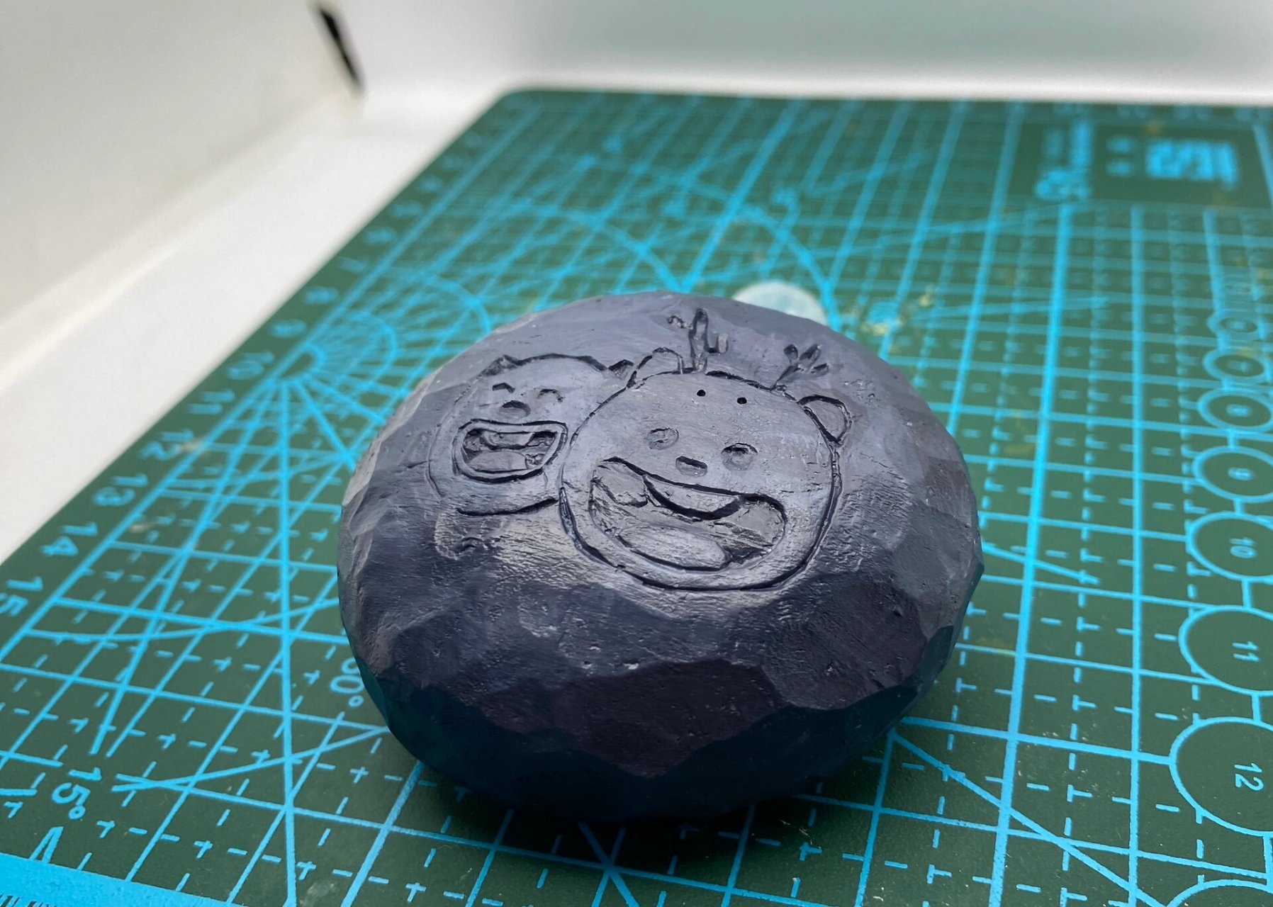 滴石头 尝试着用树脂黏土搞了一个熊二同款石头,感觉太软了不好挖图案