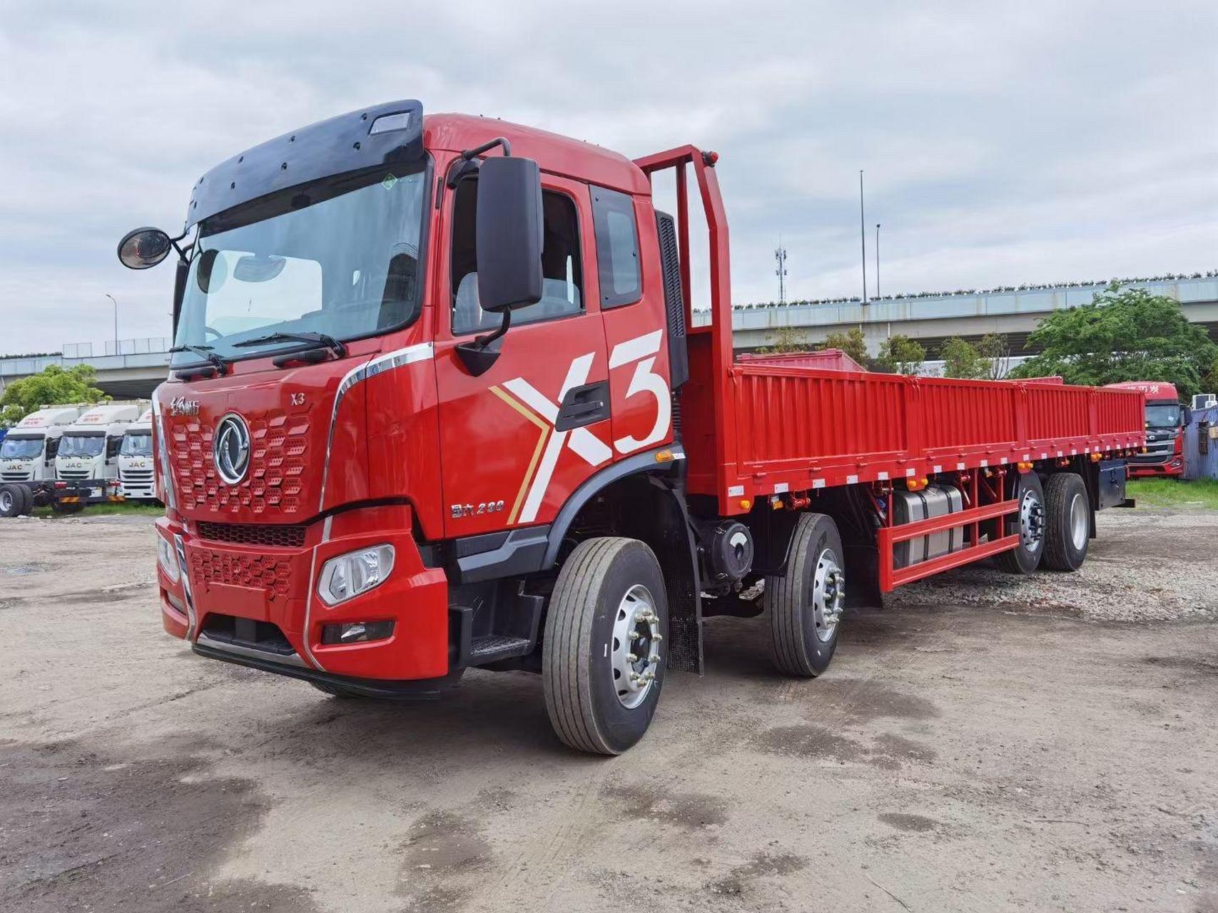 8载货车,总质量31吨;整车自重10吨,标载21吨不超