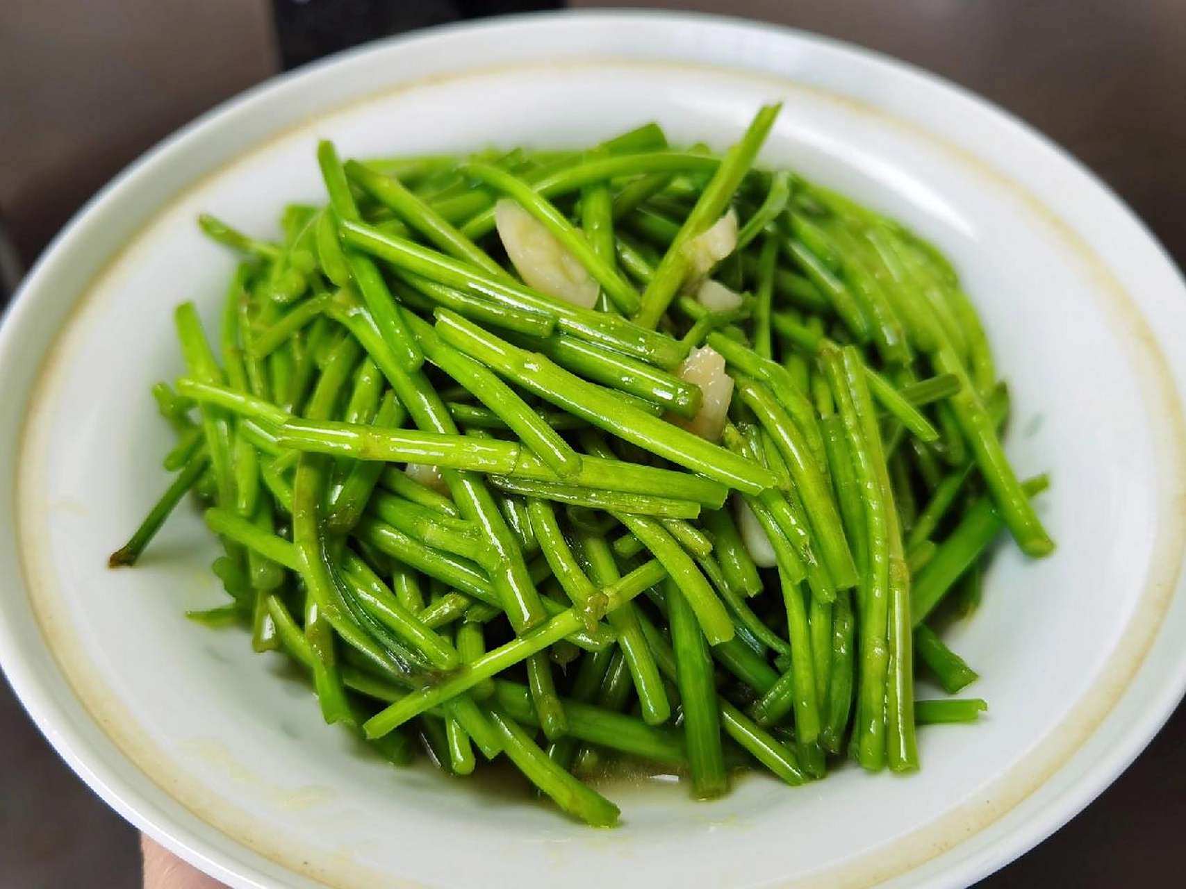 这一大包摘好的芦蒿是爸妈从老家寄