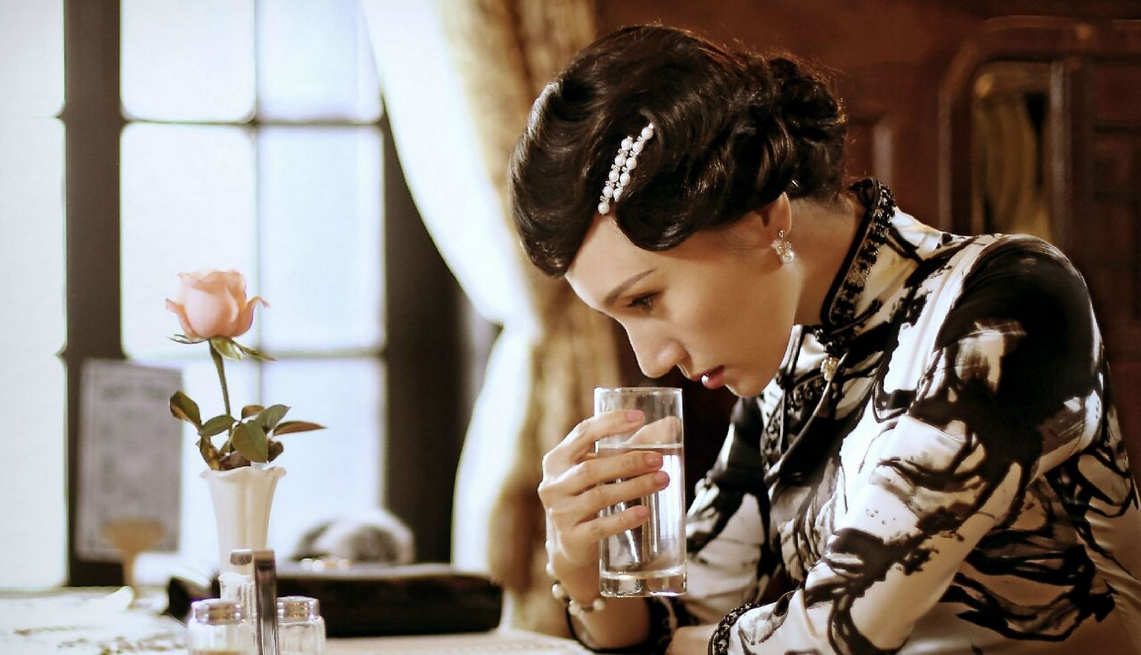 谍战剧《伪装者》中,王鸥饰演的汪曼春是一名才貌双全的女特务,无论是