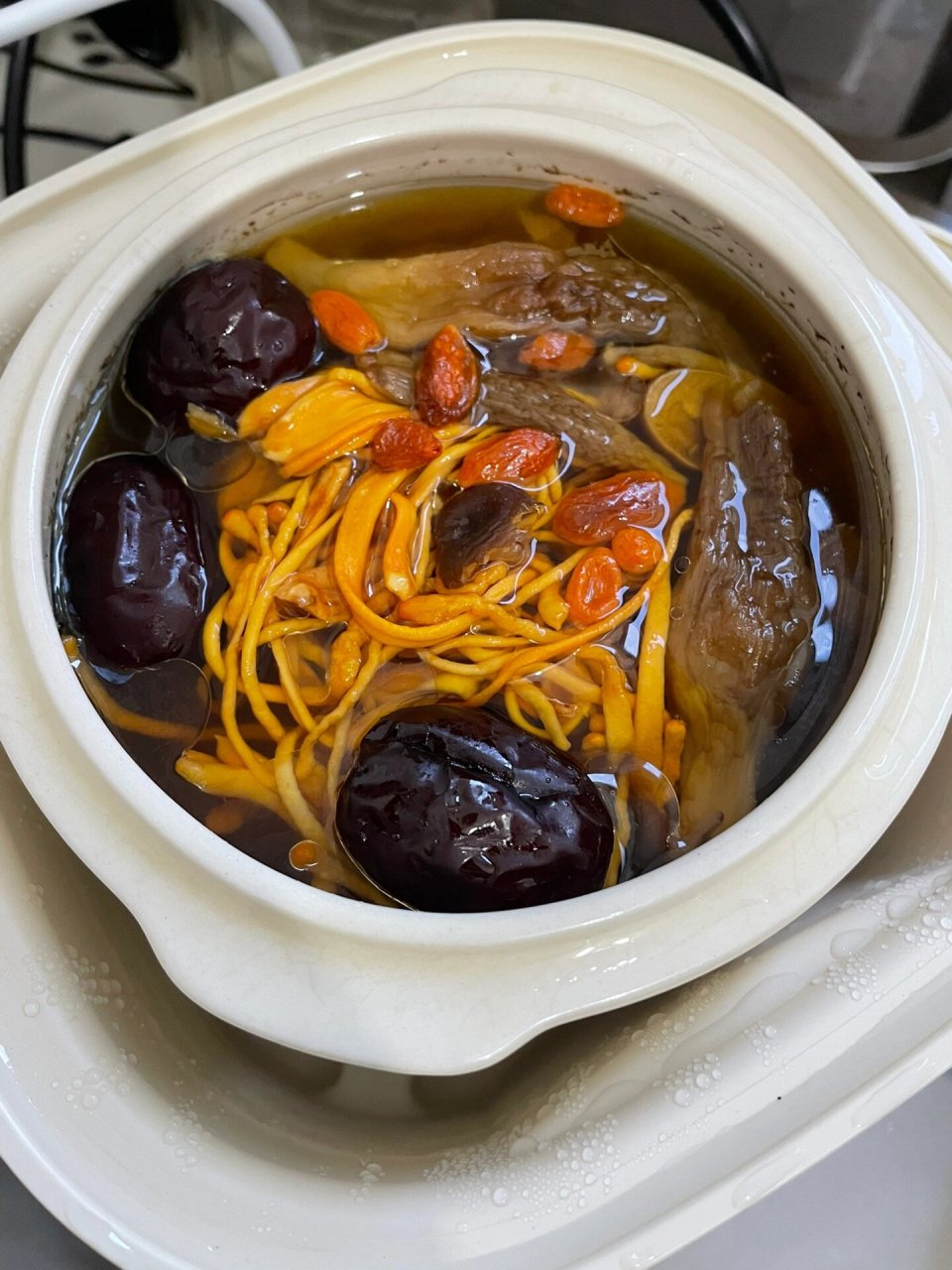 虫草花鹿茸菇排骨汤 今天拿出我的小炖盅,做一个精致的养生女孩 材料