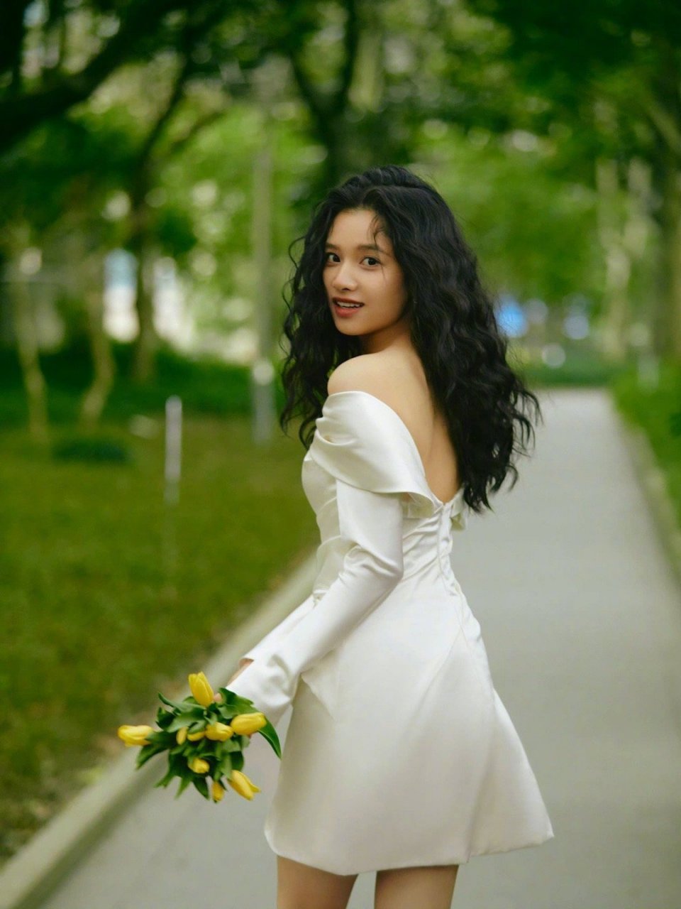 张婧仪柔美优雅少女感写真大片壁纸,露肩白裙,微卷长发,甜笑可人