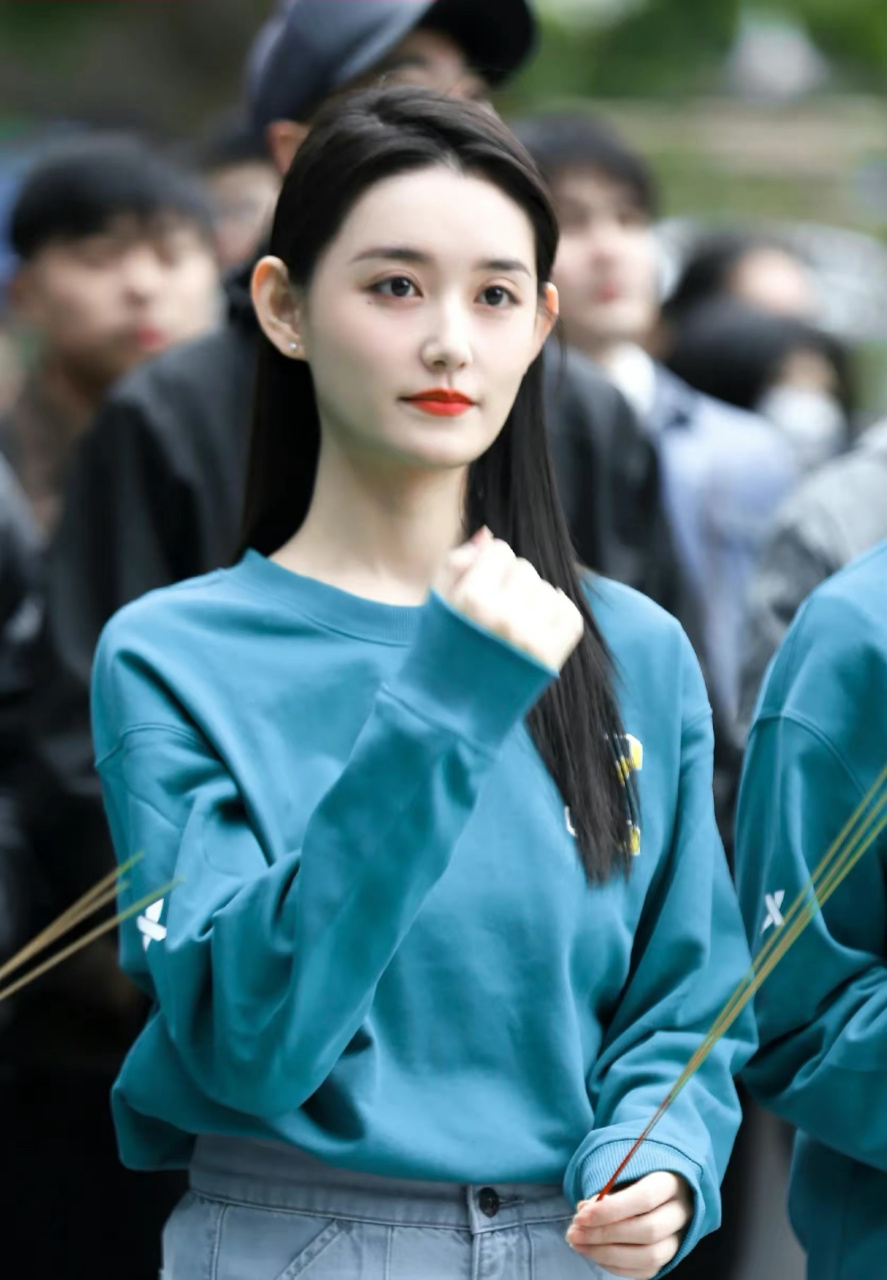 蒋依依年纪轻轻的怎么就有点眼睛凹陷了?