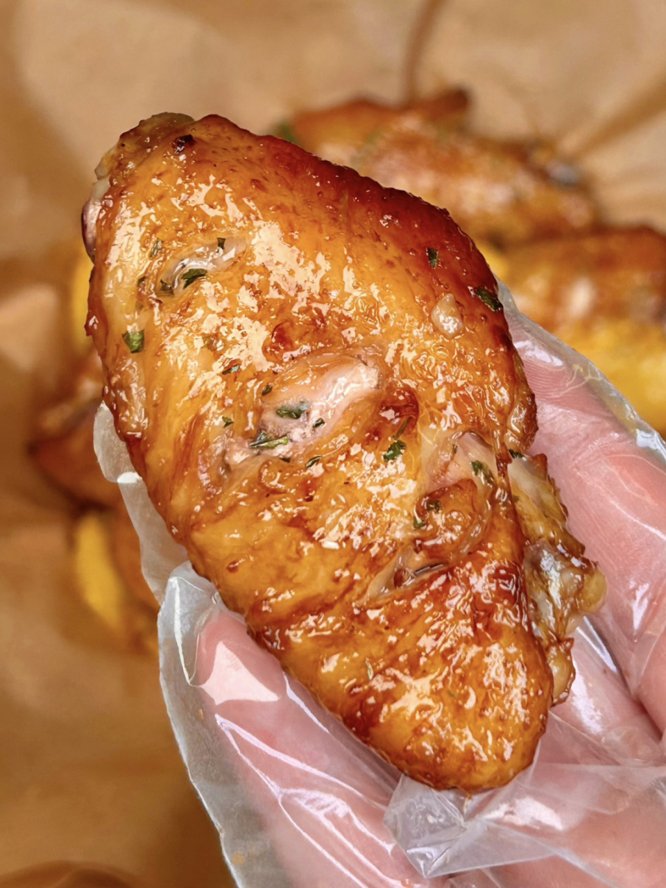 前几天看到了网友分享的这个菠萝鸡翅,没想到我最爱的两个食物还可以