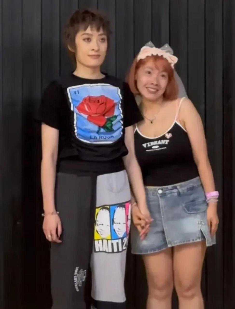 胖了的孙俪?  近日,歌手曾轶可与粉丝合影留念.