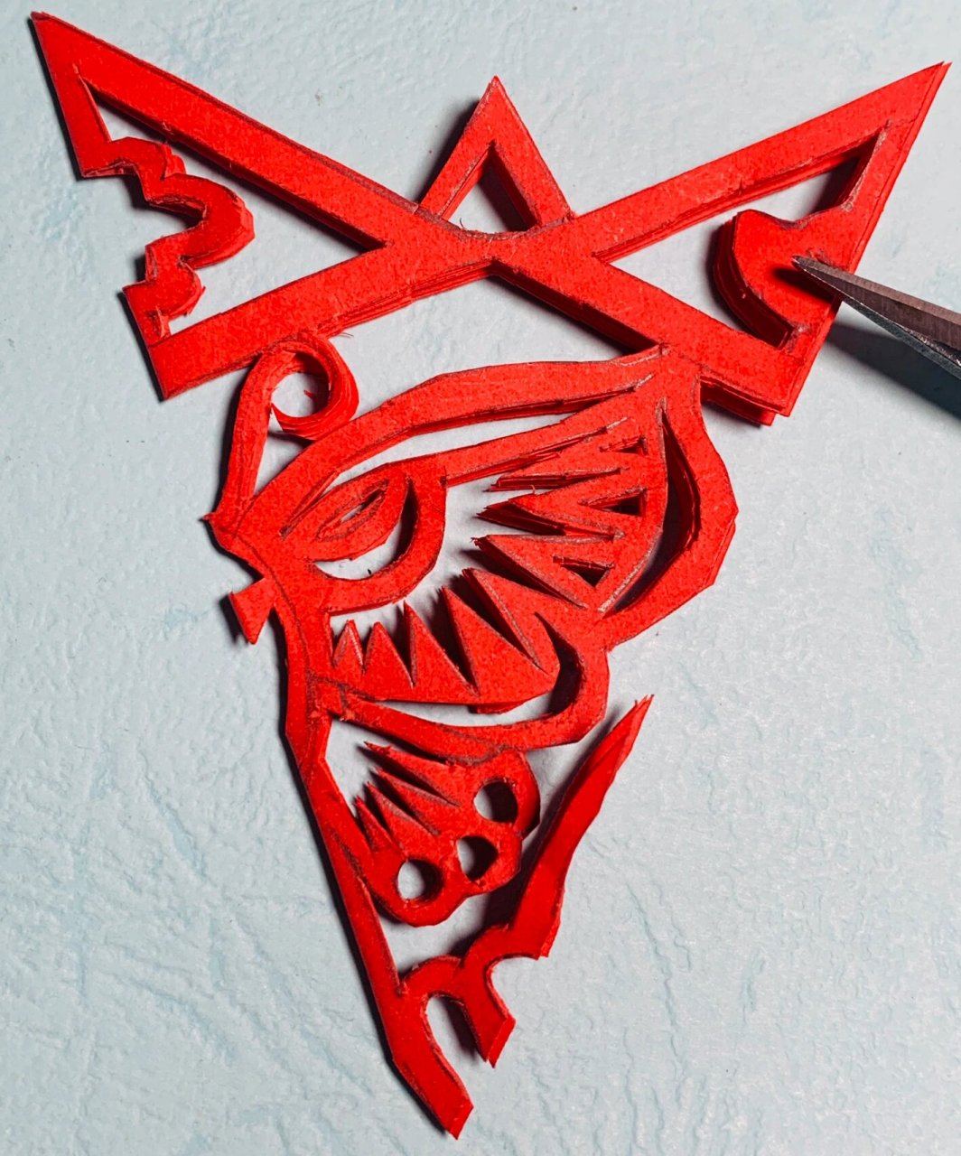 原创剪纸|蝴蝶窗花 教程 四折的折法:正方形纸对角折三次 	 剪蝴蝶