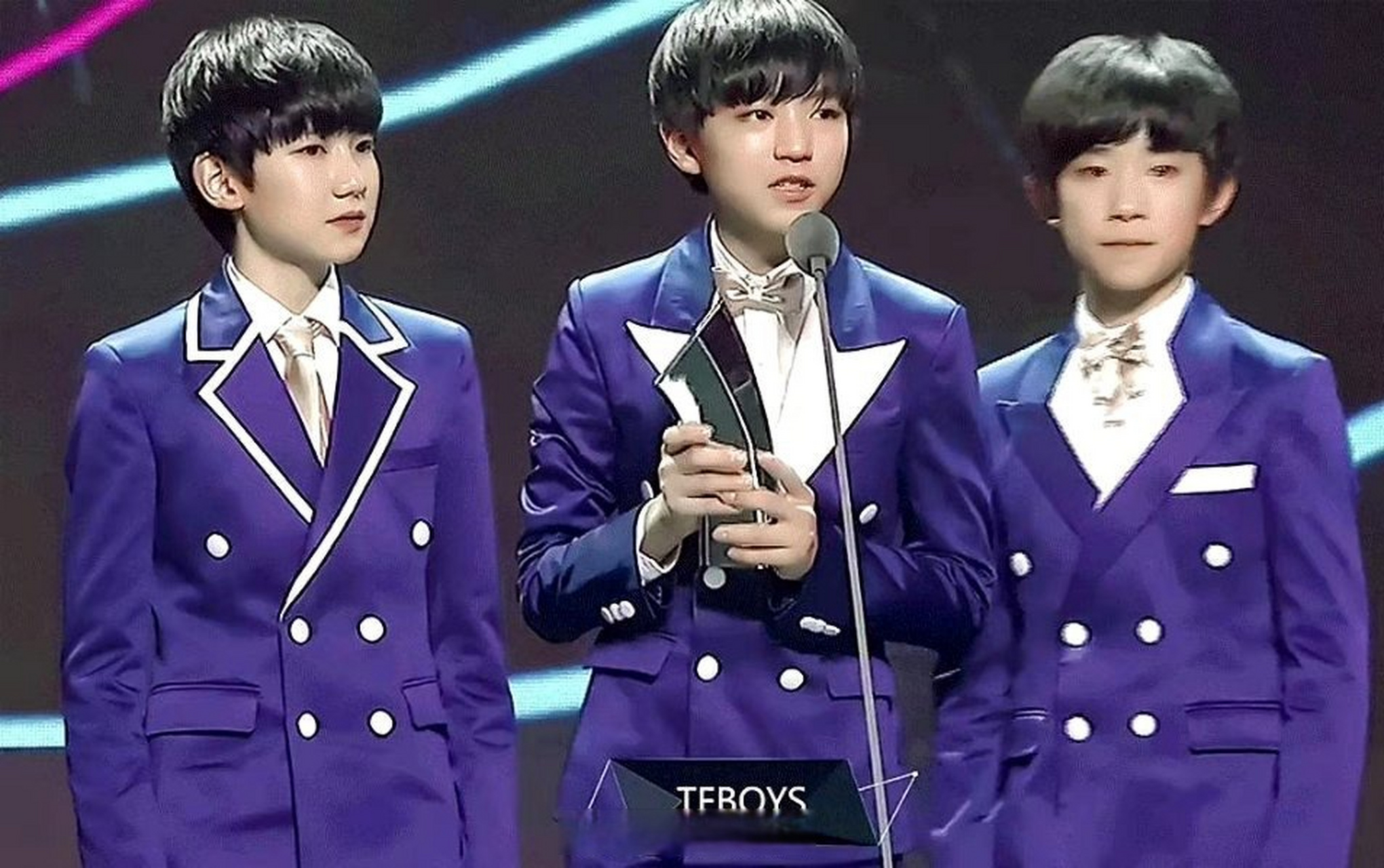 今天原来tfboys王俊凯,王源,易烊千玺首次领奖九周年  #tfboys415九