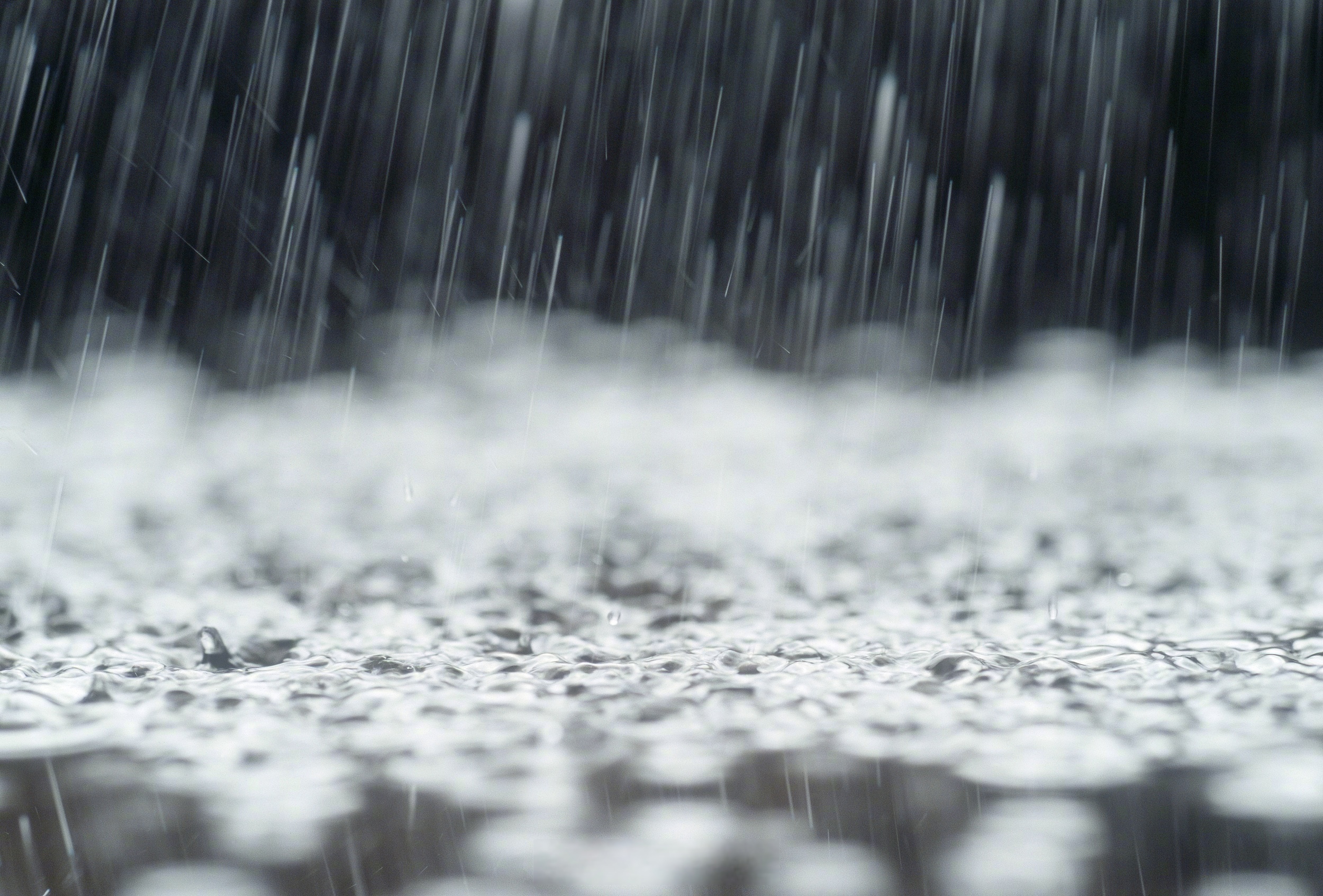 大雨滂沱暴雨图片