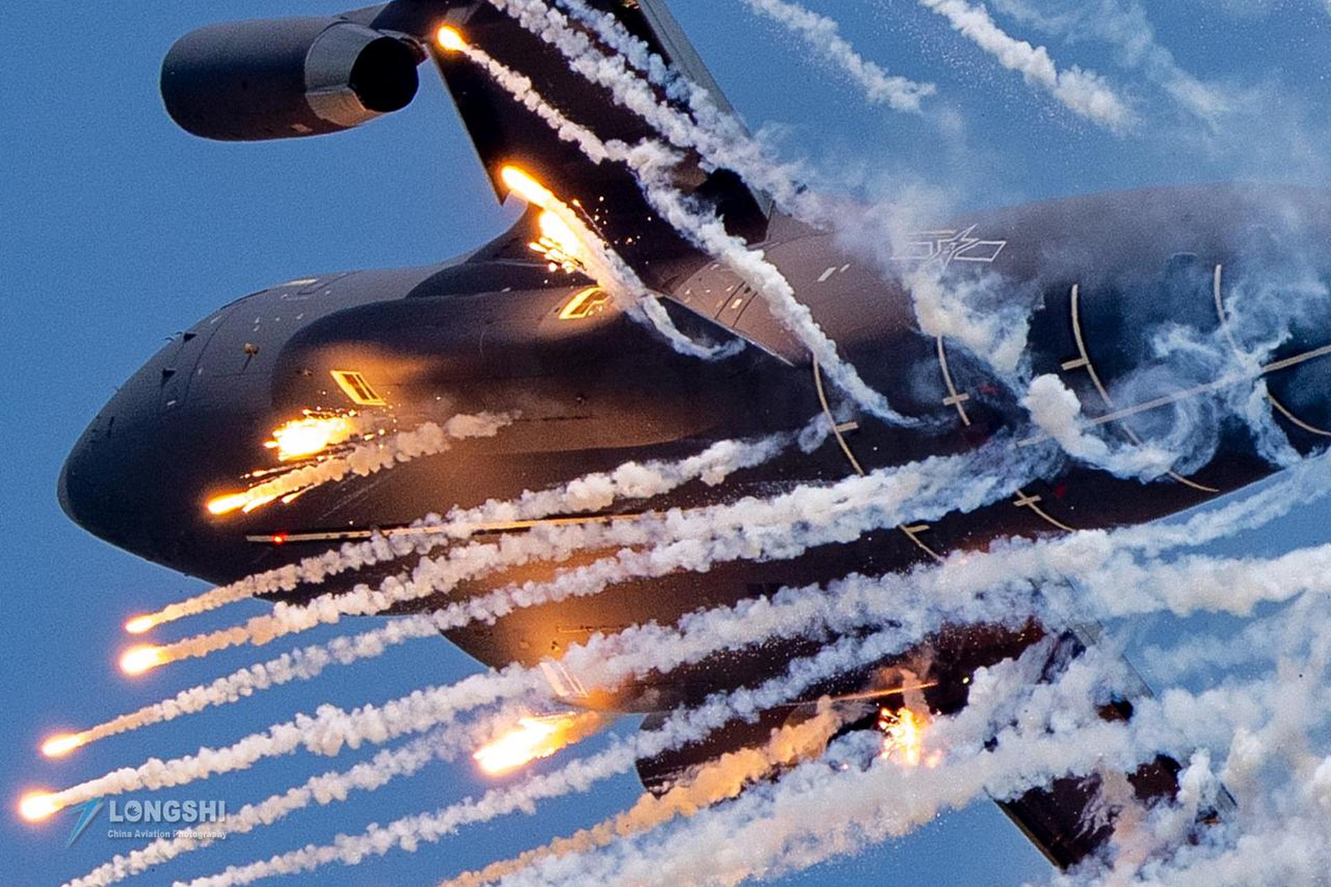 运油-20释放干扰弹的场面非常壮观,释放干扰弹在实际战场环境是有很大