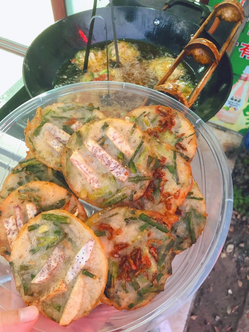 铁勺粄有香芋 虾公跟豆腐三种口味,配上葱香吃上一个可以让人回味一