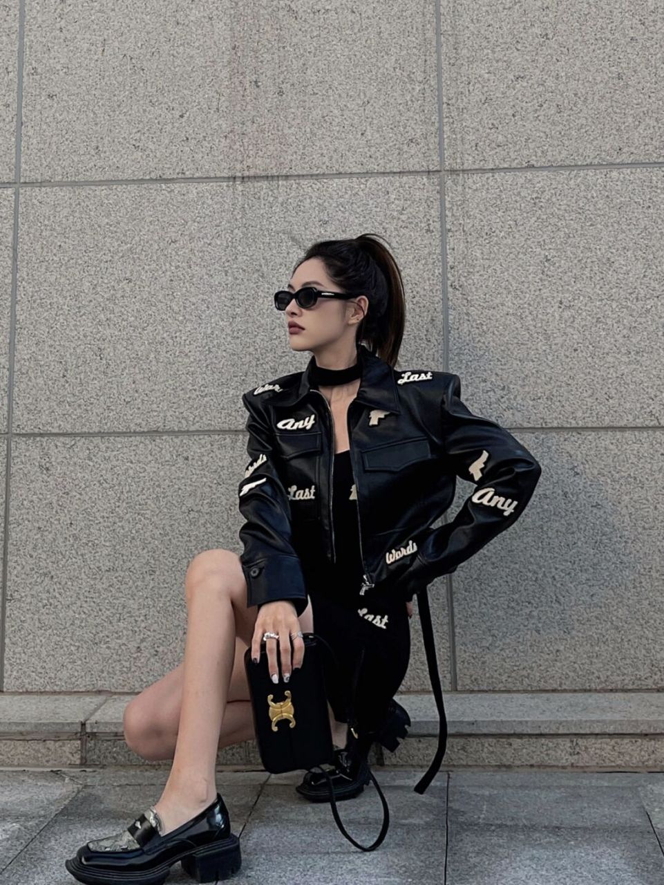 对各种皮衣都无法抵抗 989140crew #女特工# #机车皮衣# #辣妹穿