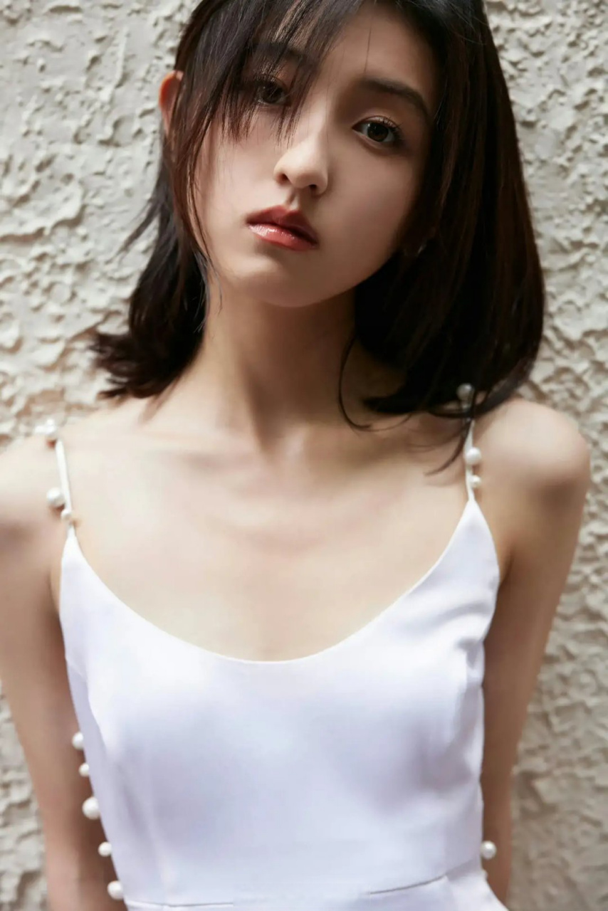 张子枫现在的体态好棒,以前她还是溜肩,现在已经是直角肩了!