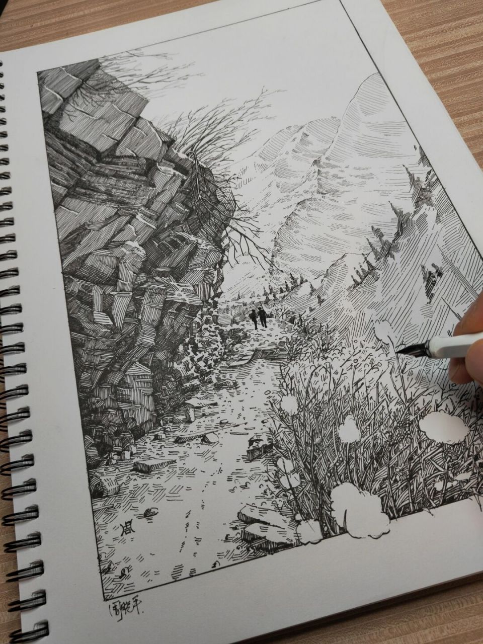 首先画出山的形状轻轻勾勒山的轮廓,注意线条要细以营造出山的立体感.