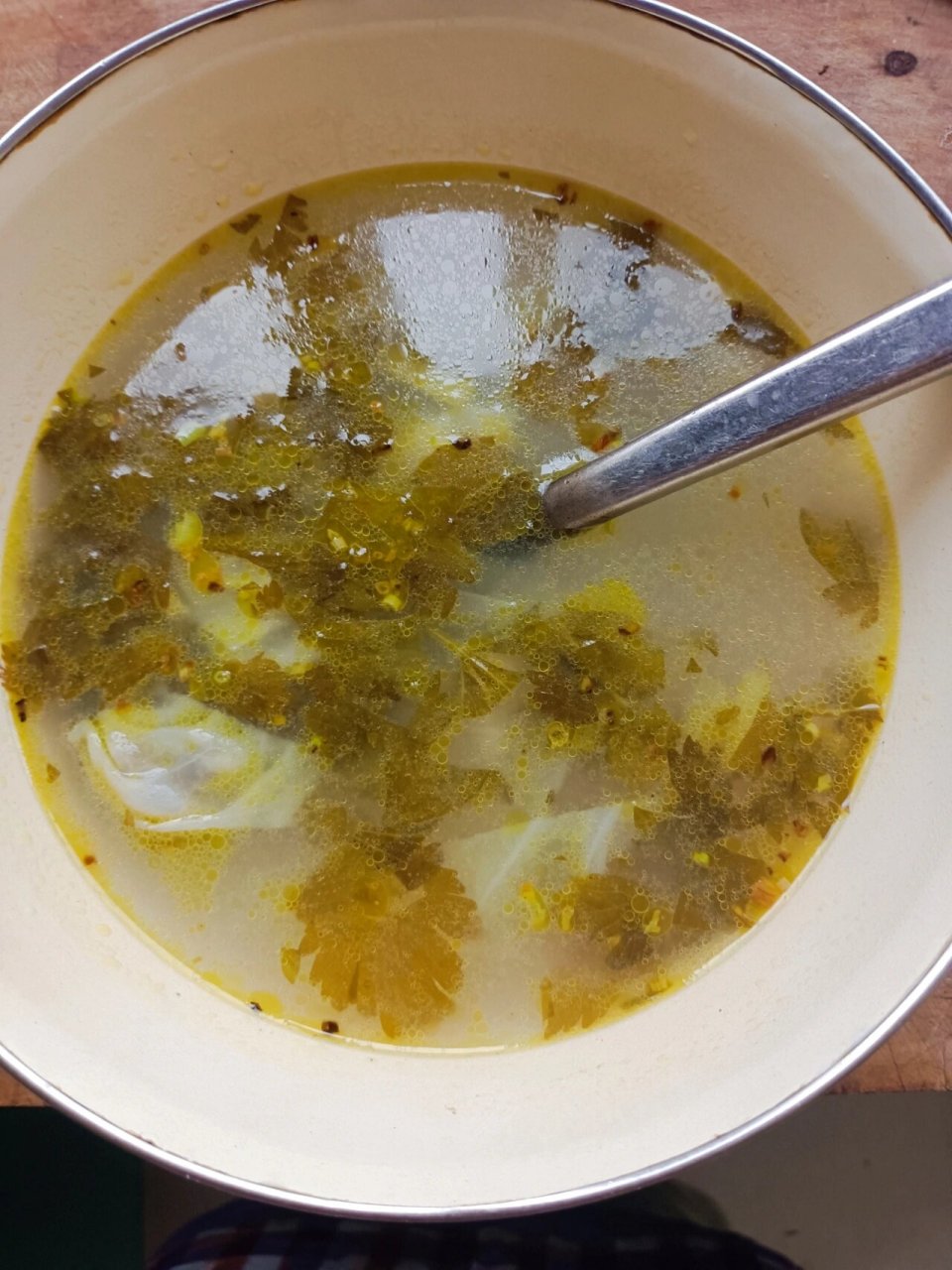 浆水的制作(2) 然后烧开,再依次将搅了面的水,焯了水的包心菜,节子