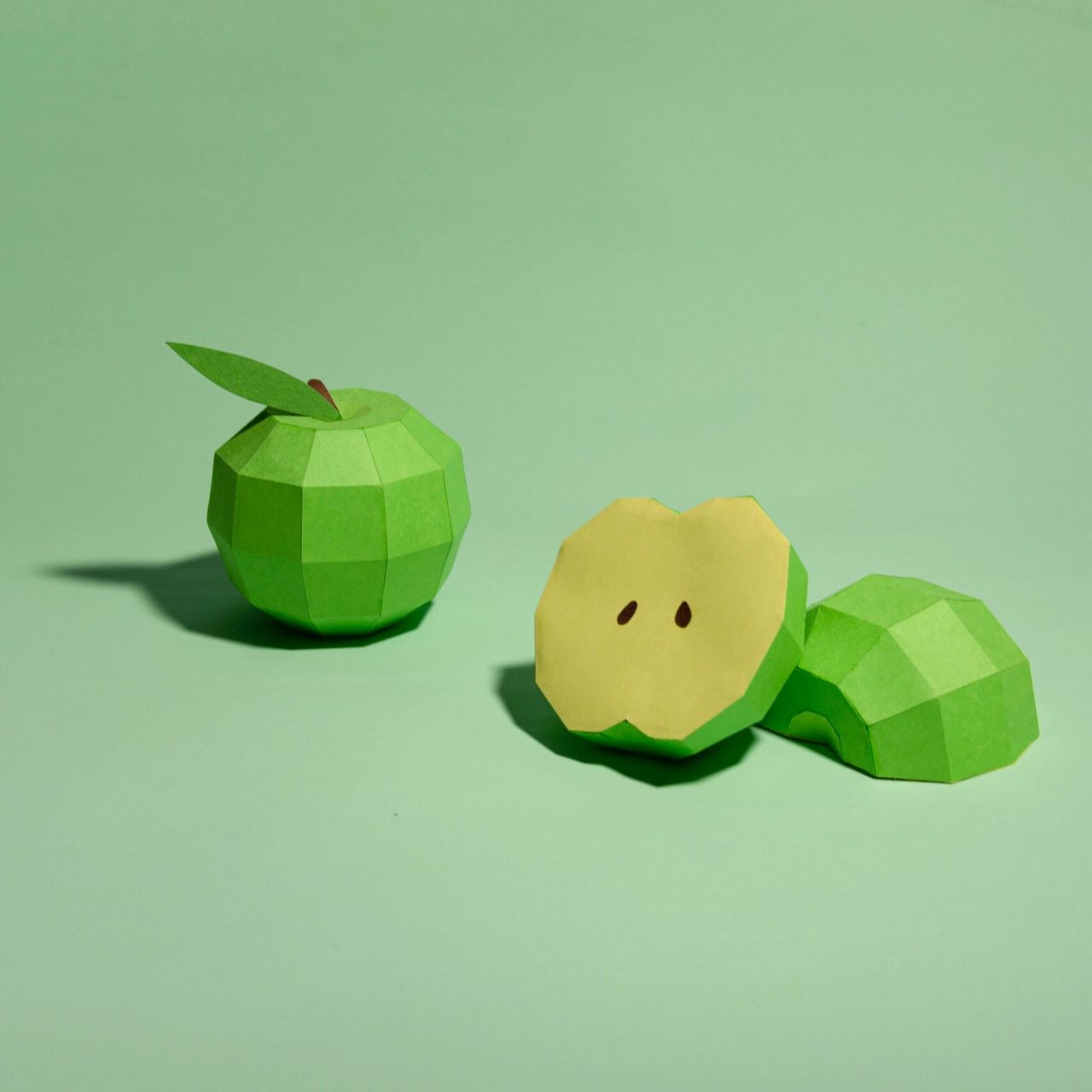 我用红绿卡纸做了两颗纸苹果9697 我来啦, 今天是红苹果96和青