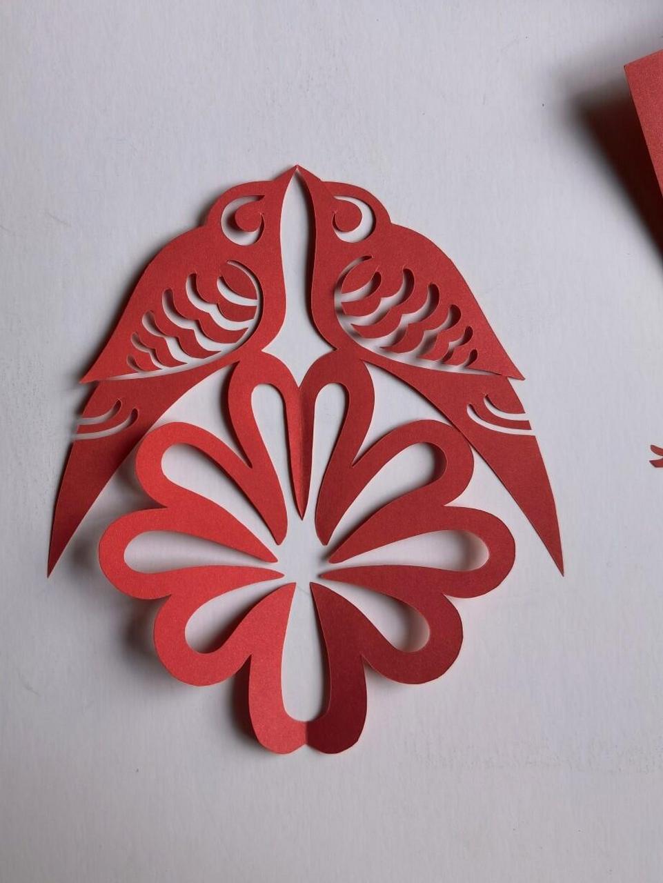 这个对称剪纸的教程可以说是非常简单易懂啦,喜欢的朋友一点要试试看