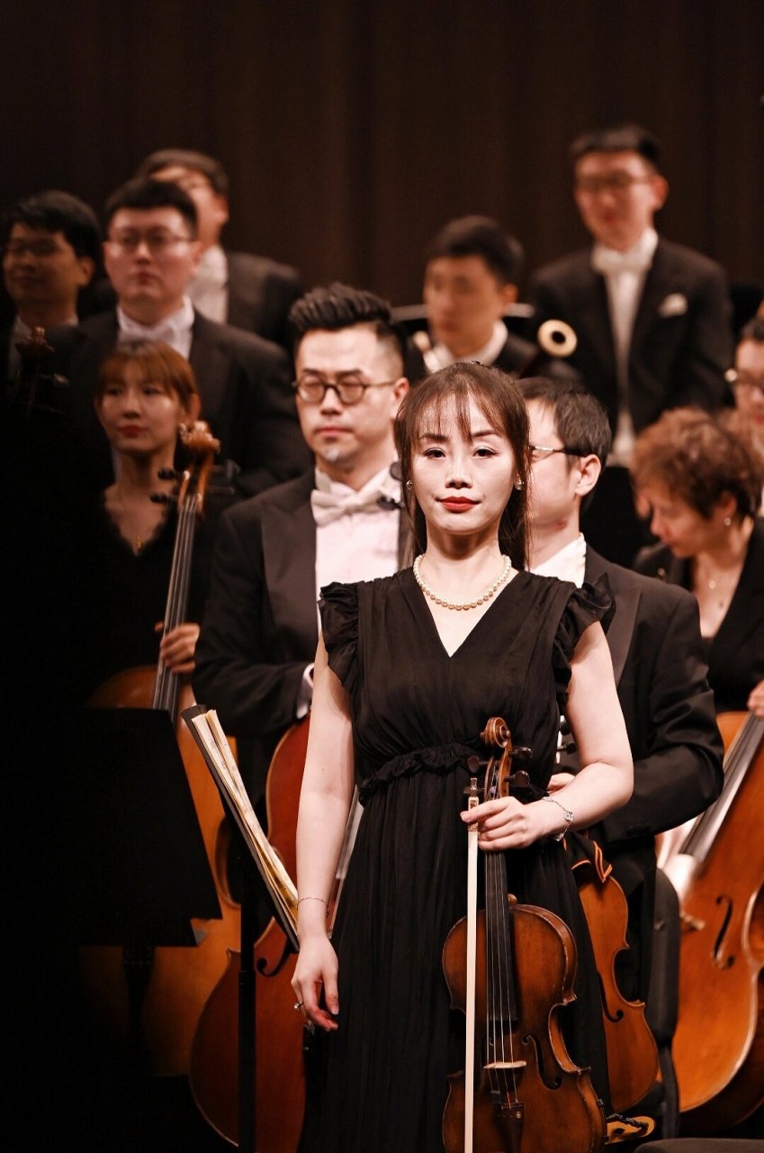 交响乐团的中提琴首席 切入乐曲时的中提琴首席