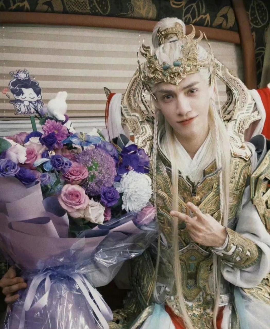 不得不说,罗云熙这个妆造真的好累赘,好压人!