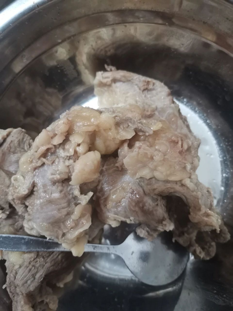 写的牛筋牛腩肉,煮完看样子有点可怕,白色一粒粒的,这是不是淋巴肉啊?