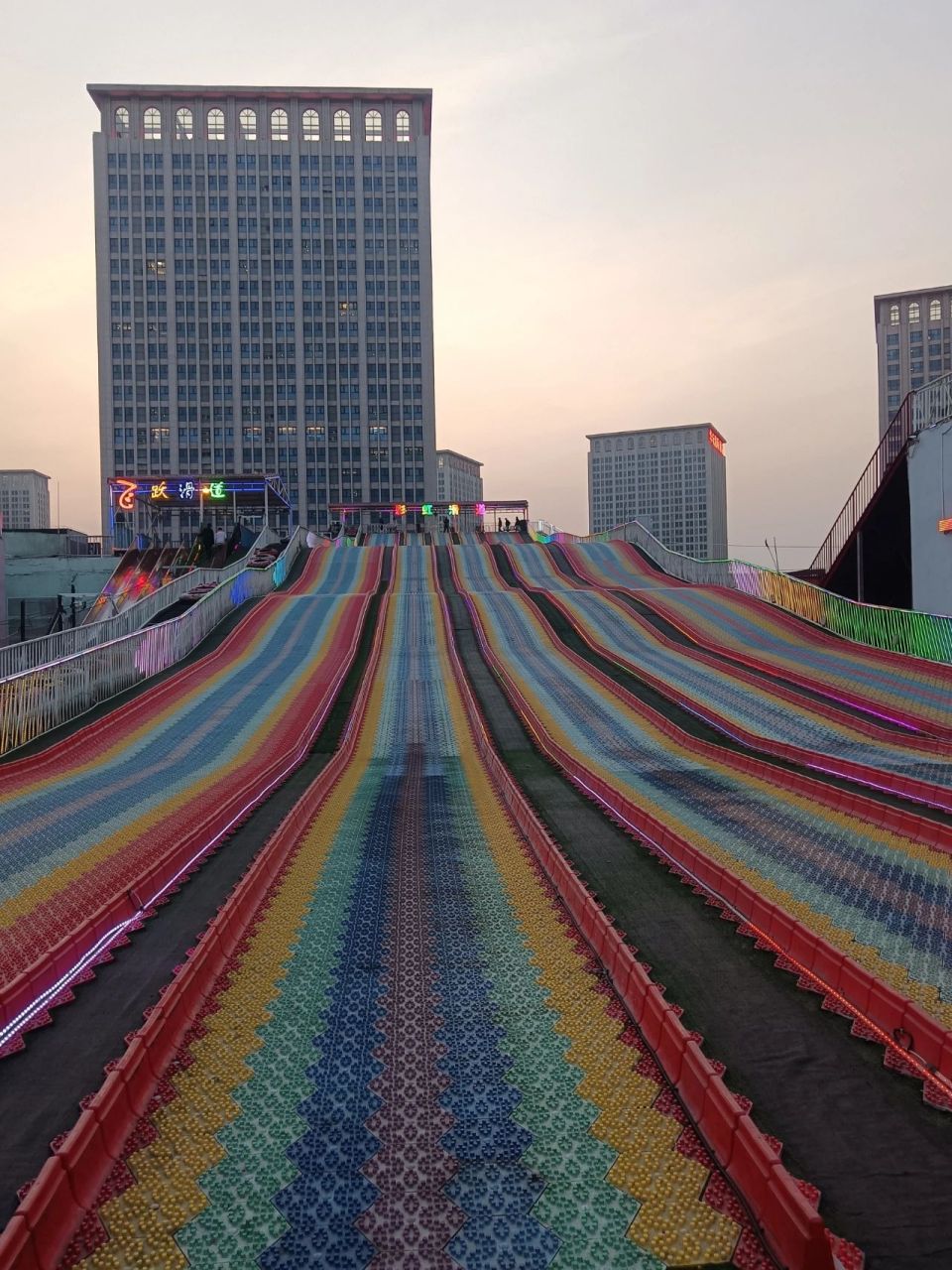 石家庄塔坛天空之城游乐场游玩攻略 一,门票 30元,所有项目不限次数.