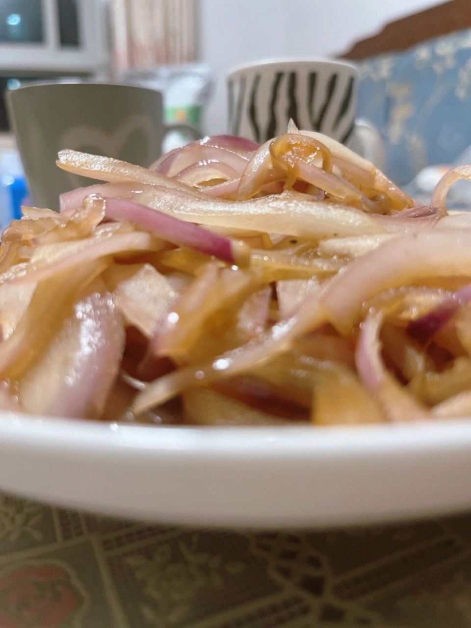 清炒洋葱 洋葱简直是眼睛的天敌,一切就哭,一切就哭,我妈还以为我被谁